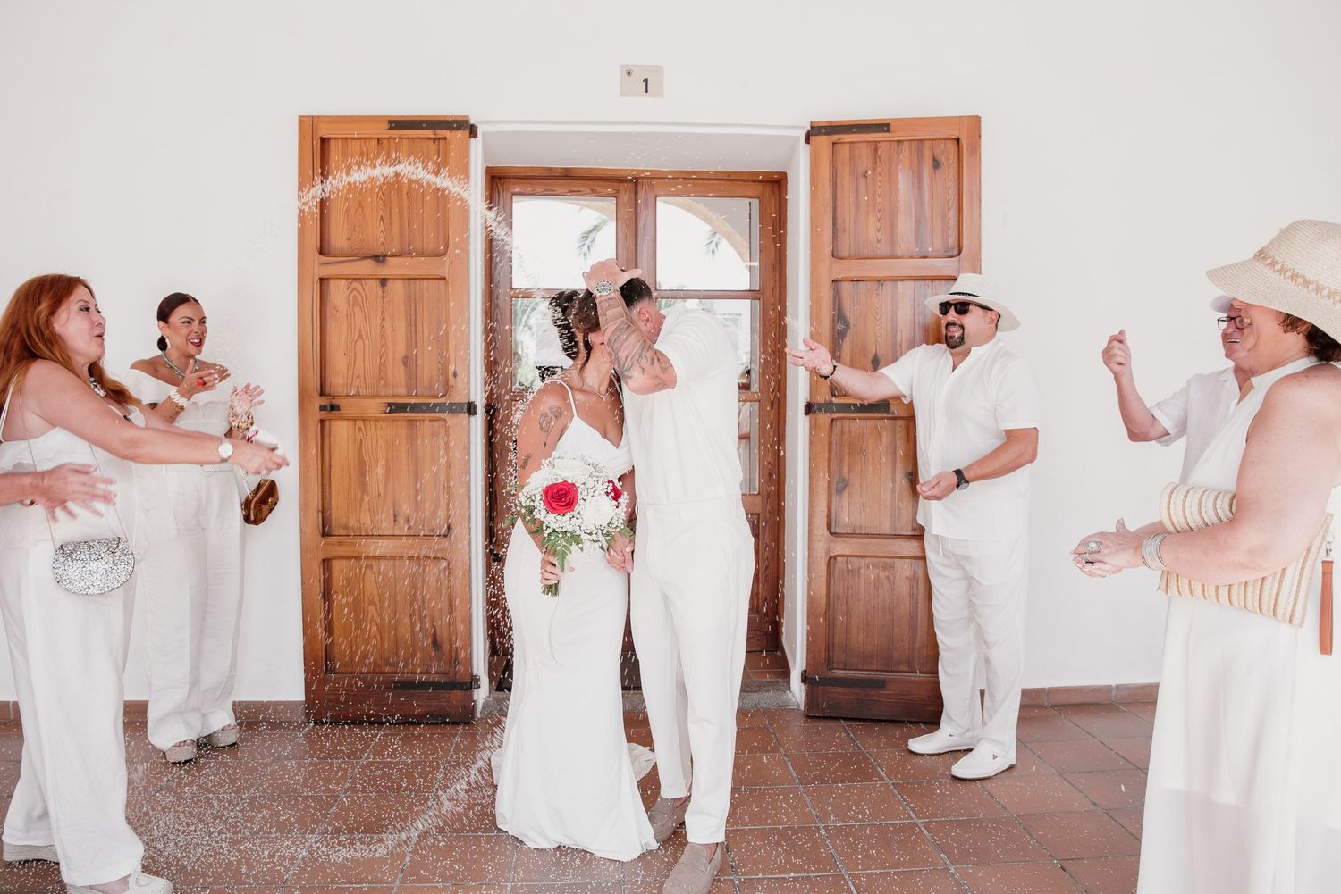 SALIDA DE OS NOVIOS  BODA EN IBIZA Y LA GENTE TIRANDO ARROZ.
photographer wedding