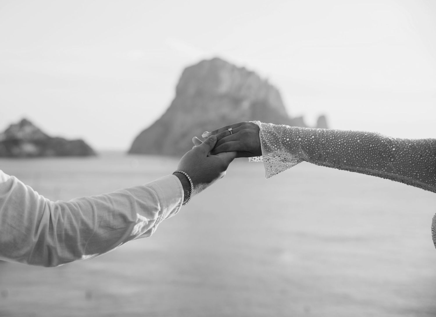 MANOS CON ANILLOS BODA EN IBIZA