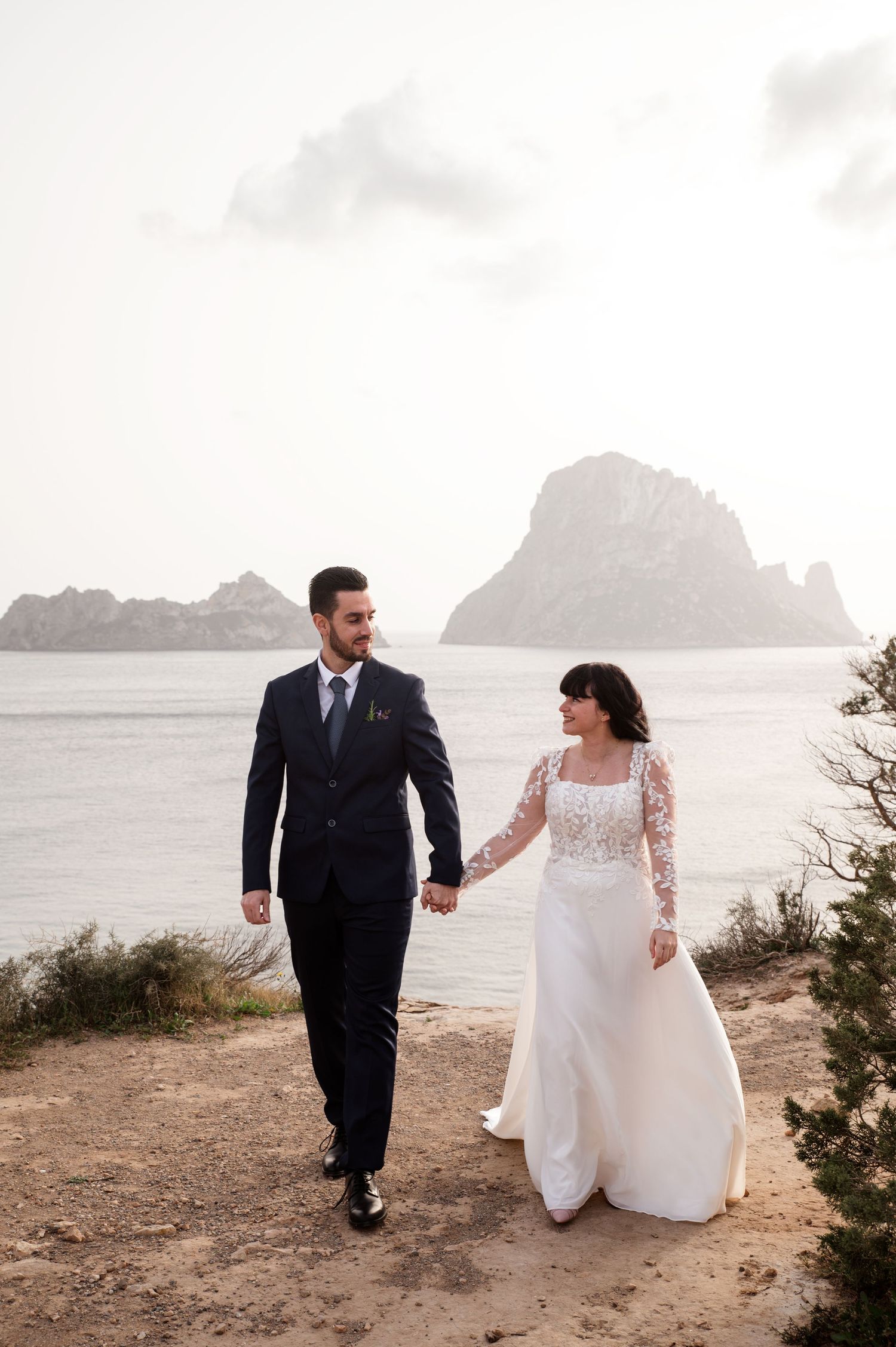LOS NOVIOS FRENTE ES VEDRA CALA D´HORT