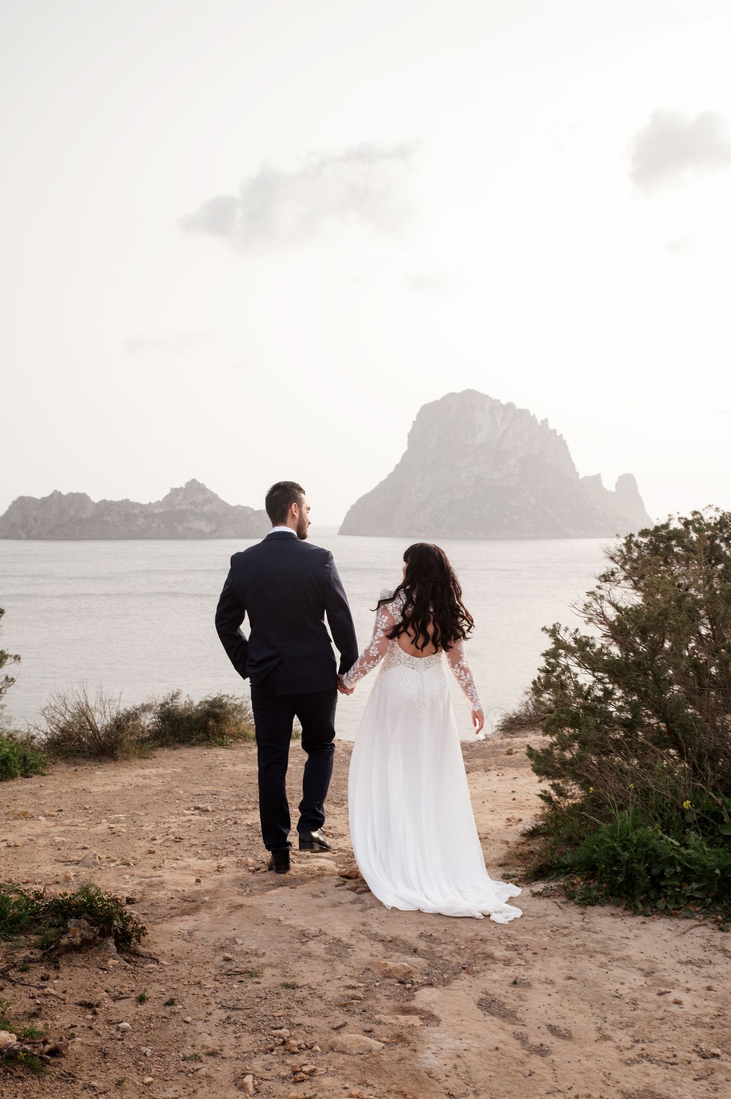 PAREJA DE NOVIOS CAMINANDO EN CALA D HORT