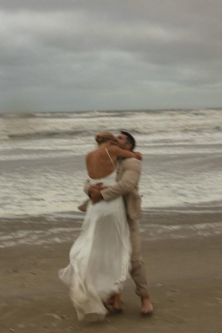 novios abrazados después de la boda