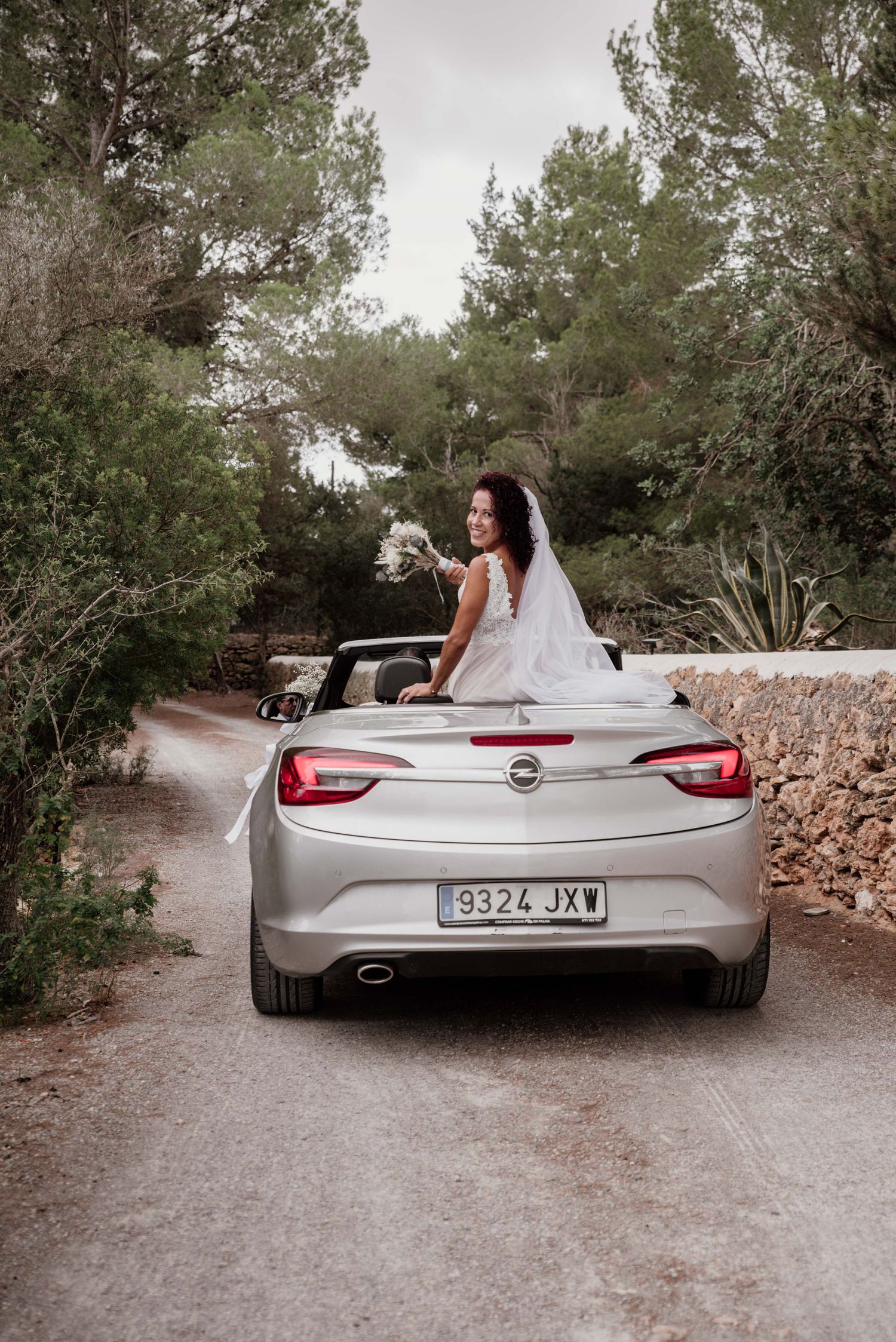 NOVIA SALIENDO CEREMONIA EN IBIZA