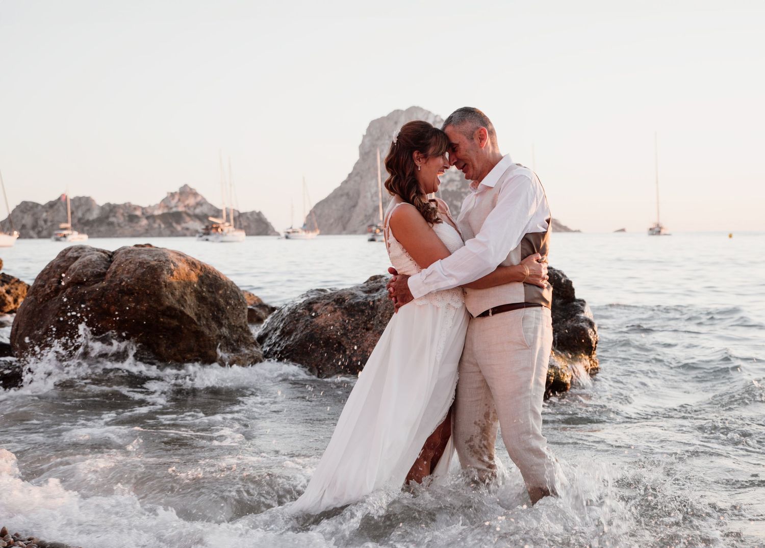 FOTÓGRAFA DE BODAS EN IBIZA CAPTURANDO LA  BODA EN ES VEDRÁ
