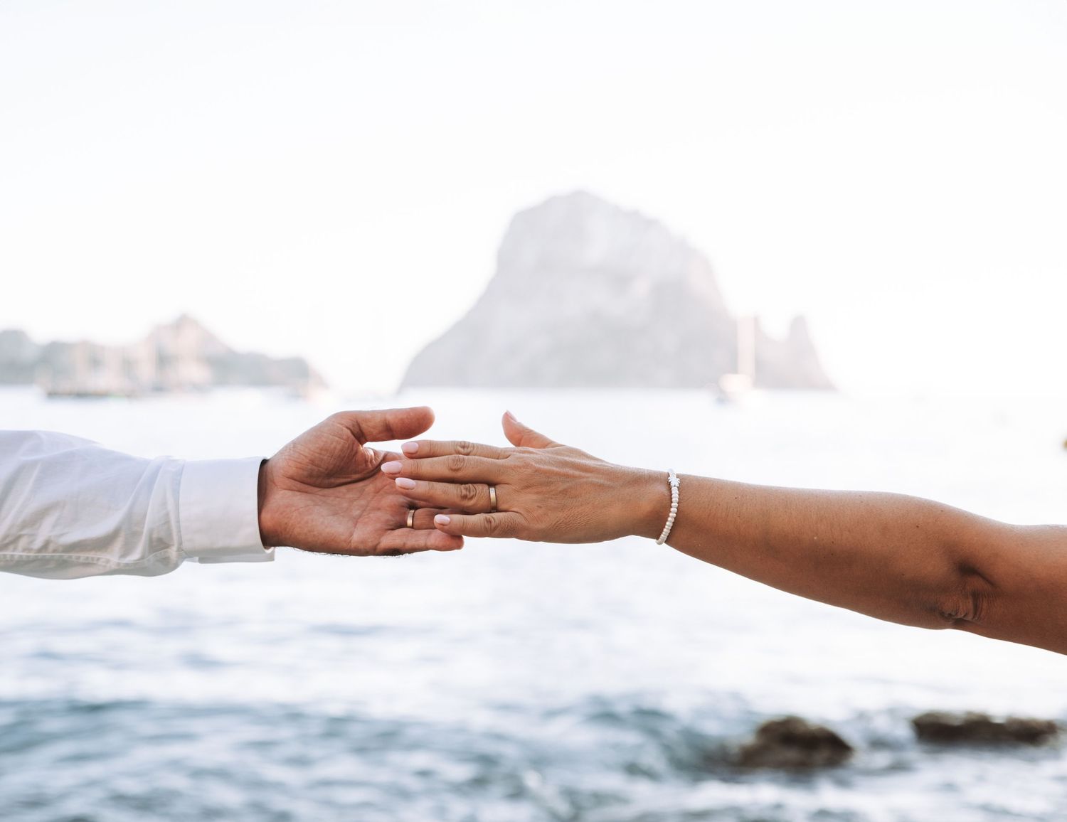 MANSO CON ANILLOS FONDO ES VEDRA. boda en ibiza