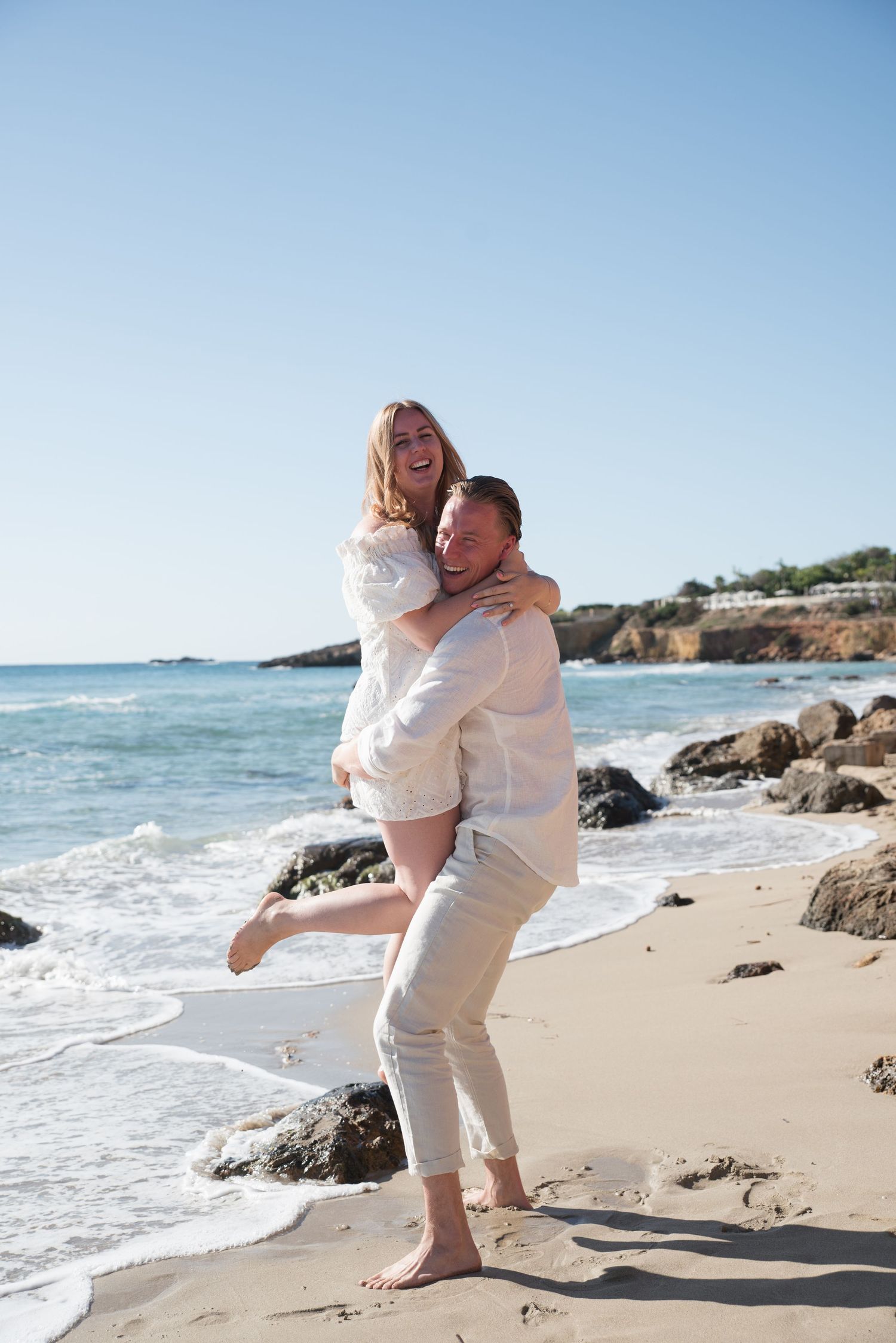 PAREJA PEDIDA DE MANO EN CALA NOVA IBIZA