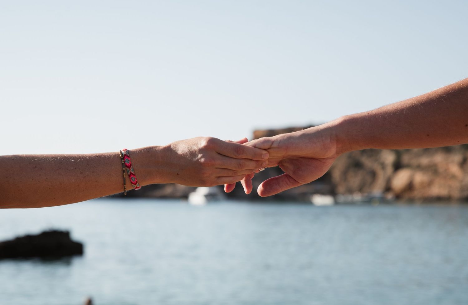 FOTÓGRAFA DE BODAS EN IBIZA DURANTE UNA CEREMONIA EN UNA CALA DE IBIZA