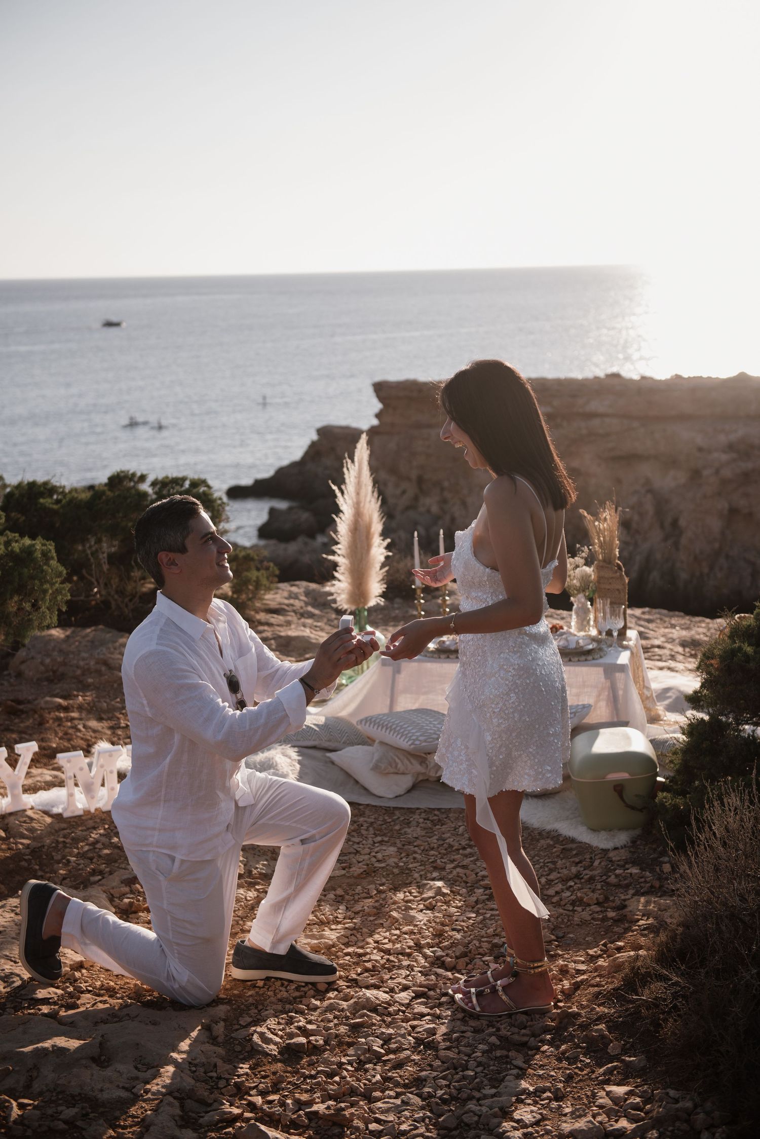 REPORTAJES DE PEDIDAS DE MANOS UNICAS EN IBIZA. ESTA PAREJA DISFRUTO DE UN PICNIC EN UNA CALA SECRETA DE IBIZA.