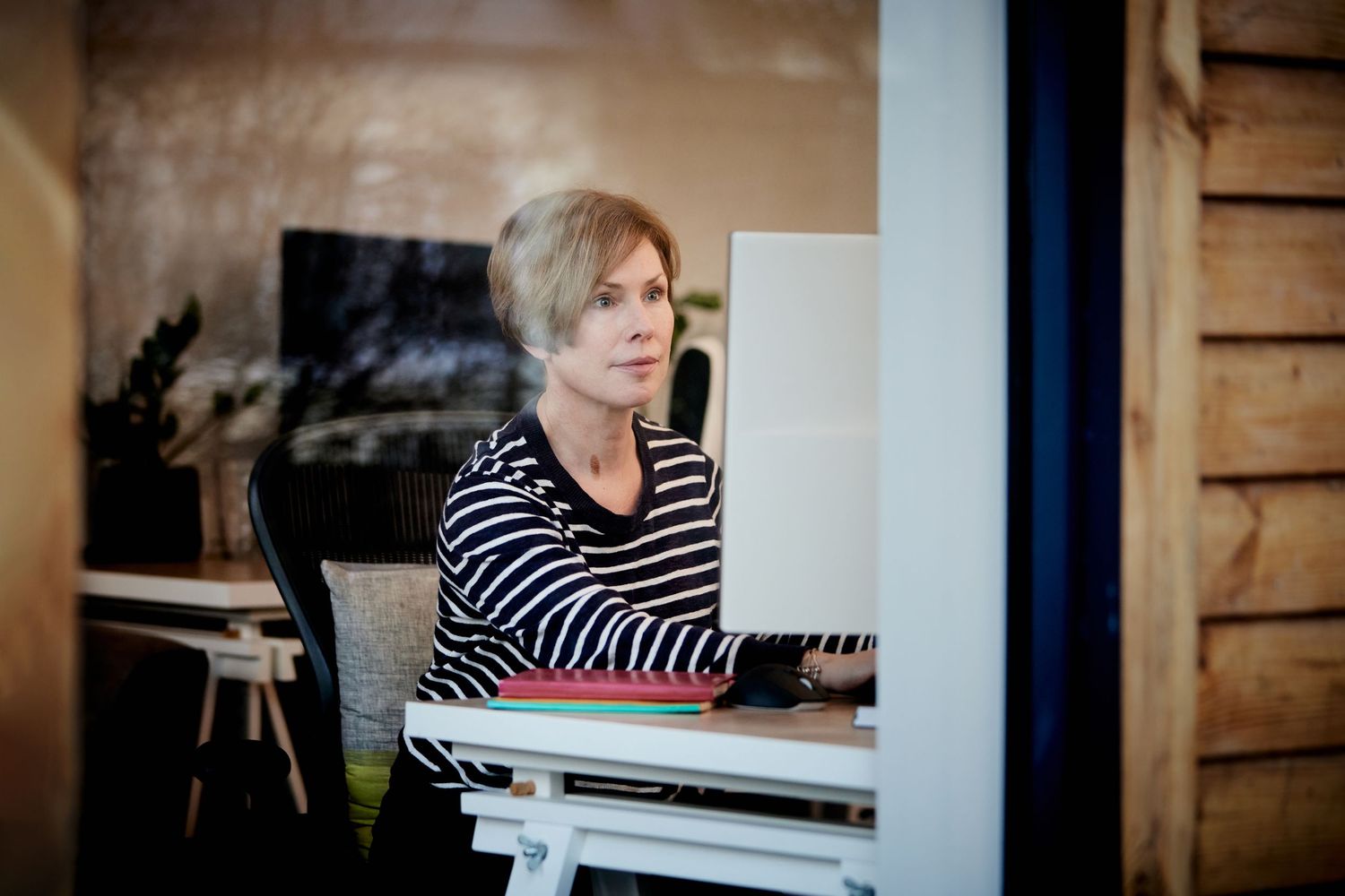 Modern environmental headshot of a female business owner in a Cardiff office.