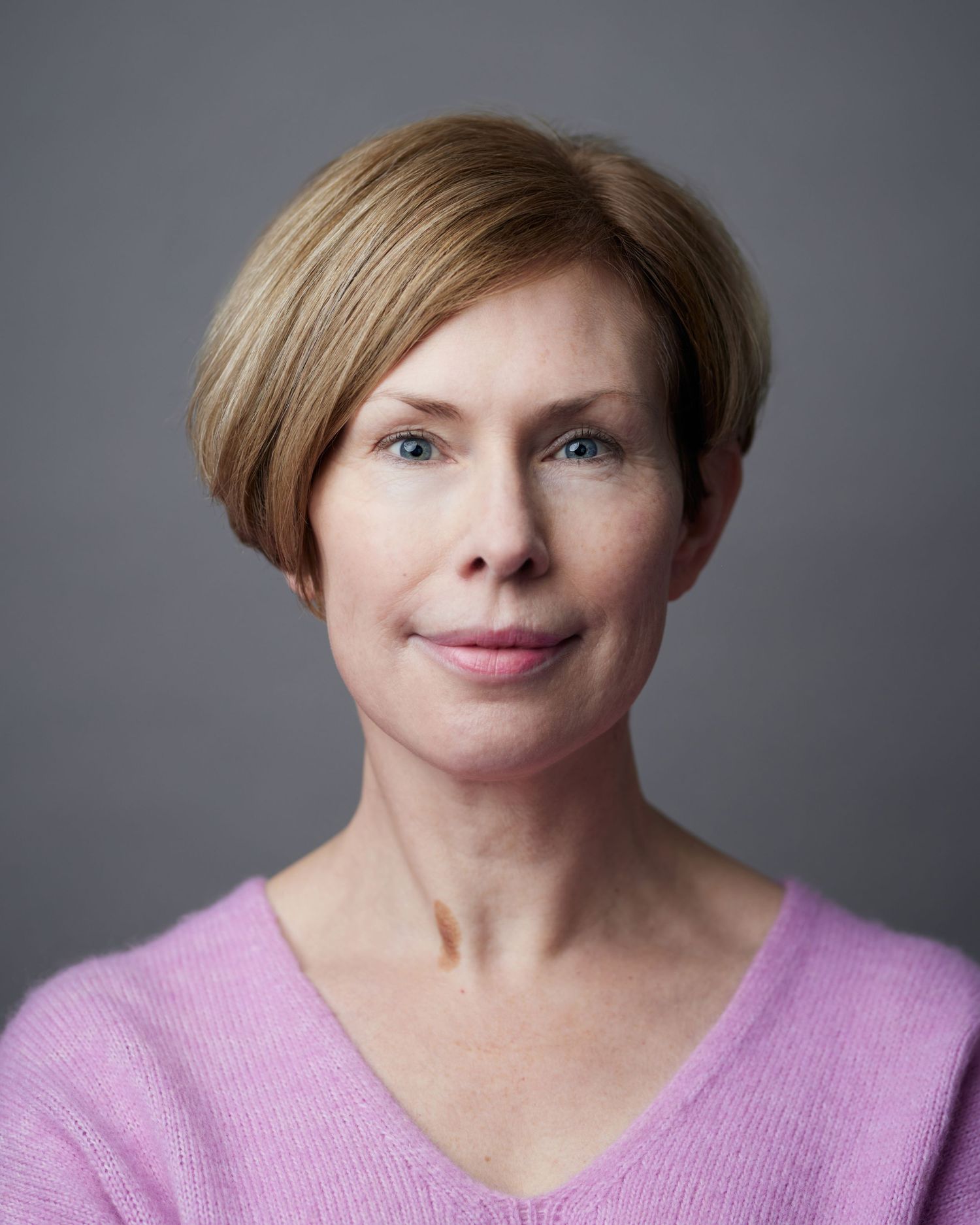 Captivating business headshot; woman with an expressive and engaging gaze by Cardiff photographer Geraint Todd.