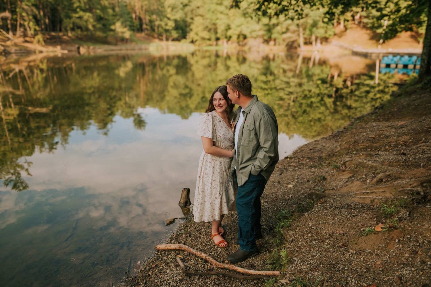 A romantic lakeside photoshoot with natural autumn scenery and water views.