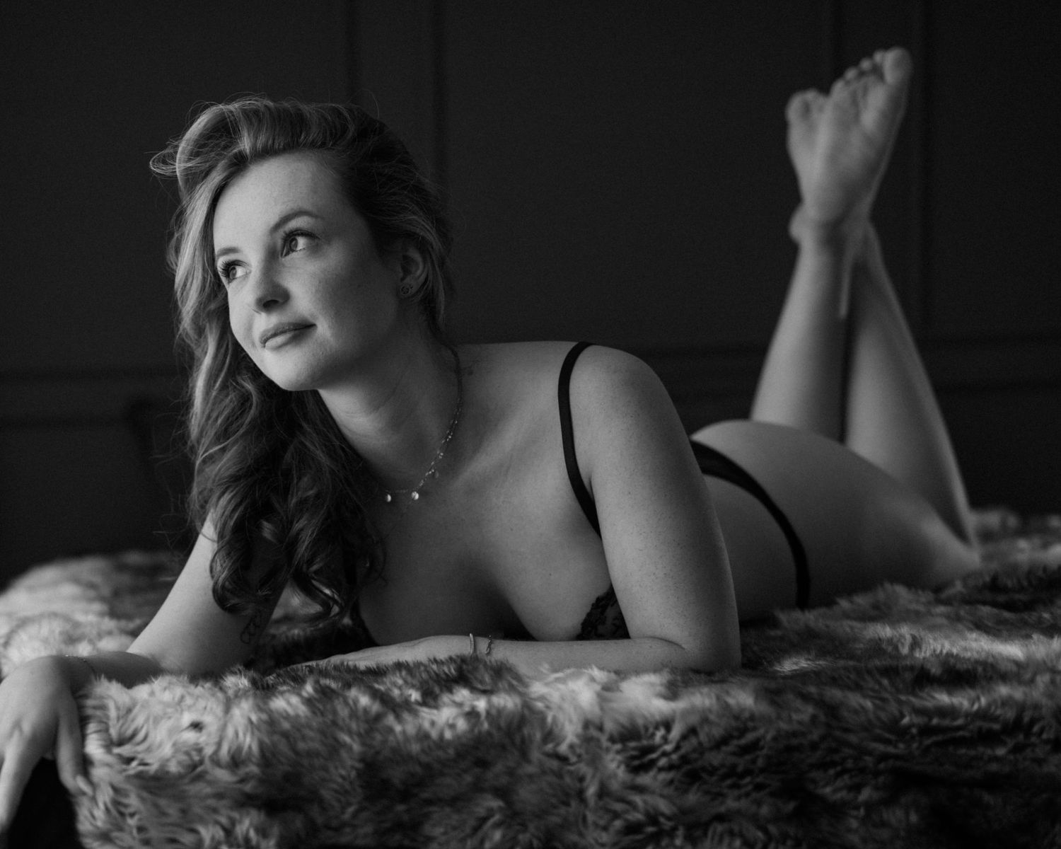 Zeitloses Boudoir-Porträt in Schwarz-Weiß mit eleganter Lingerie und weichem Licht.