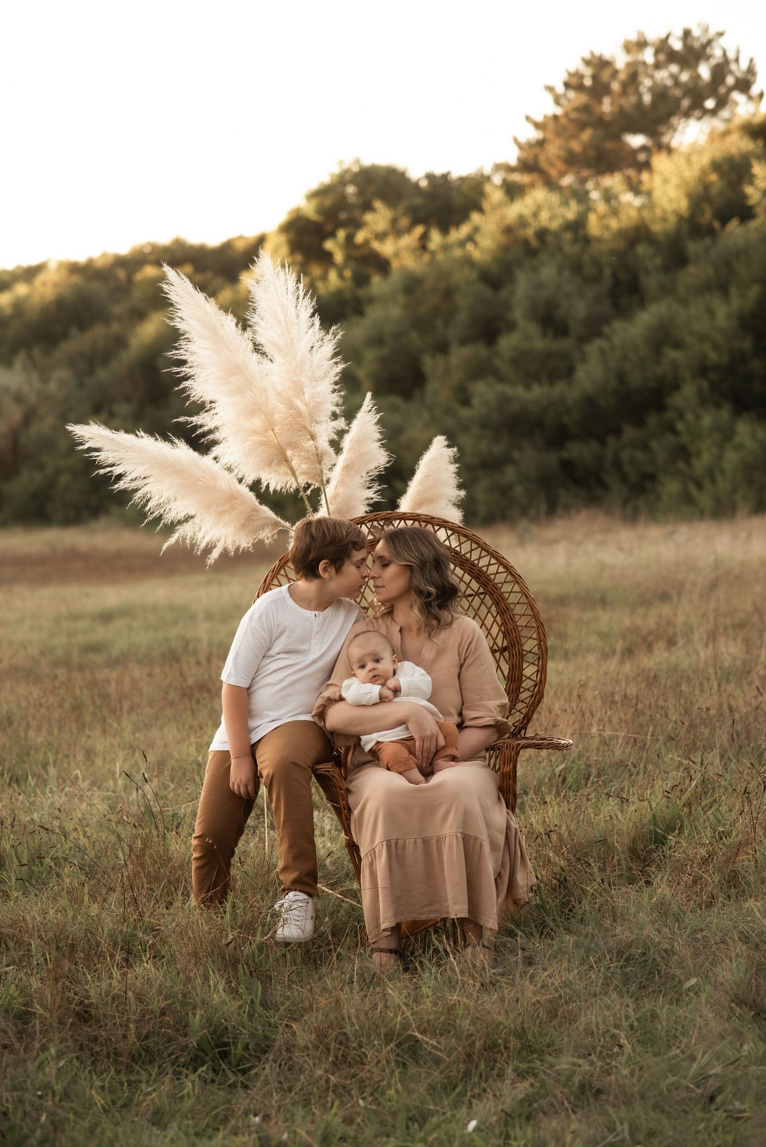 Fotografia natural e intemporal, captando momentos autênticos com sensibilidade, luz suave e composição elegante. Cada imagem revela emoções