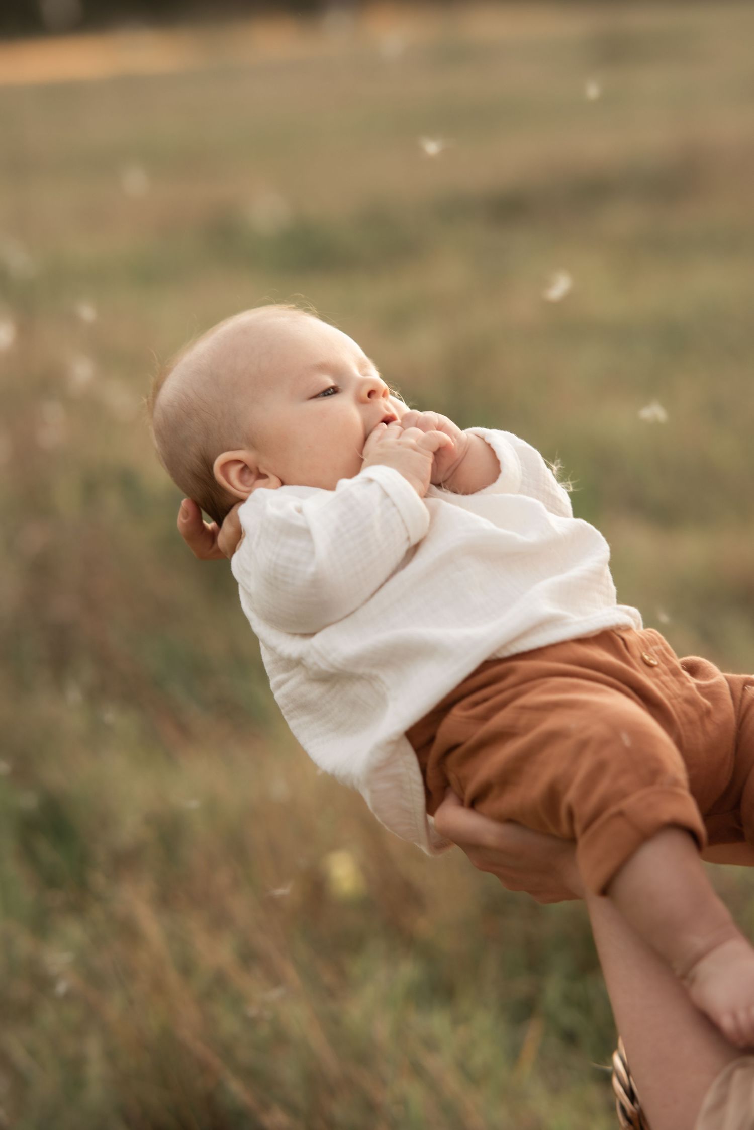 Fotografia natural e intemporal, captando momentos autênticos com sensibilidade, luz suave e composição elegante. Cada imagem revela emoções