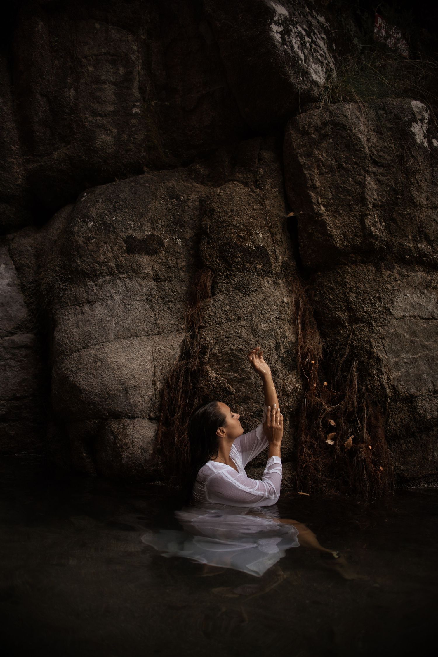 Fotografia natural e intemporal, captando momentos autênticos com sensibilidade, luz suave e composição elegante. Cada imagem revela emoções