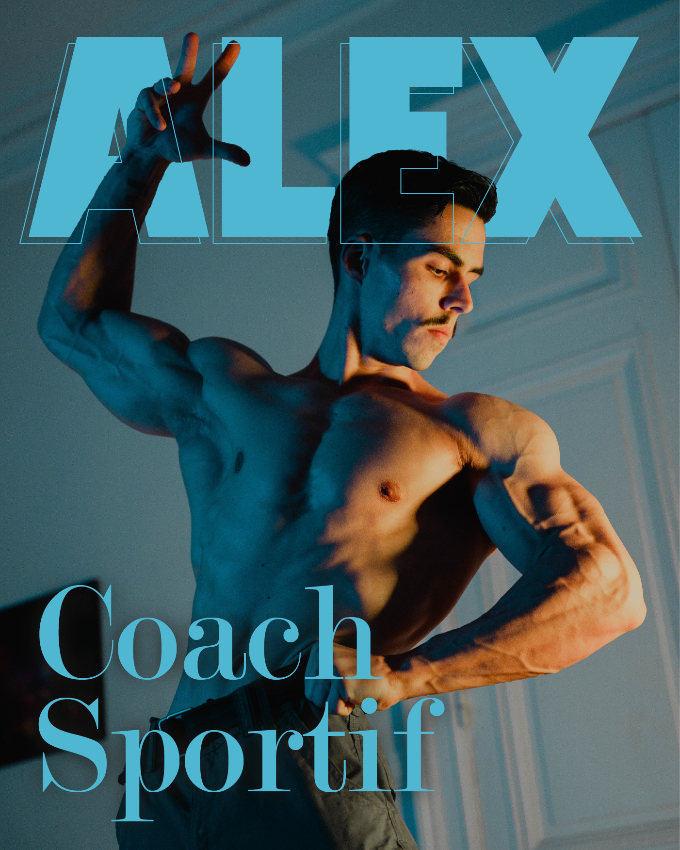 Une silhouette athlétique sous un éclairage bleu dramatique pose torse nu contre le texte « ALEX Coach Sportif » pour l'image de marque.