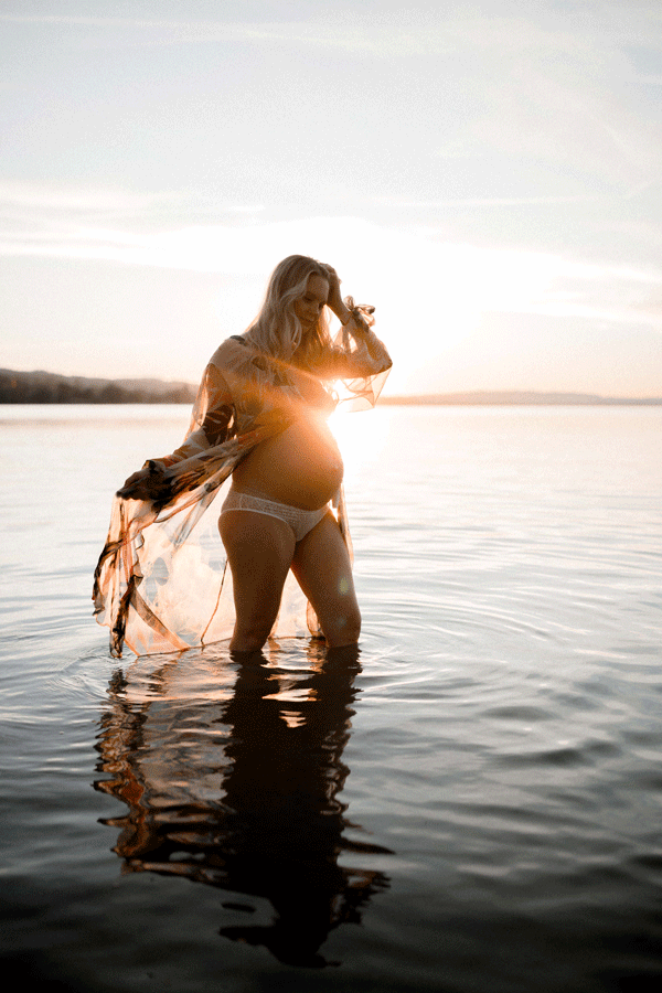 Maternity Photosession at Sempachersee behind orange Sunset