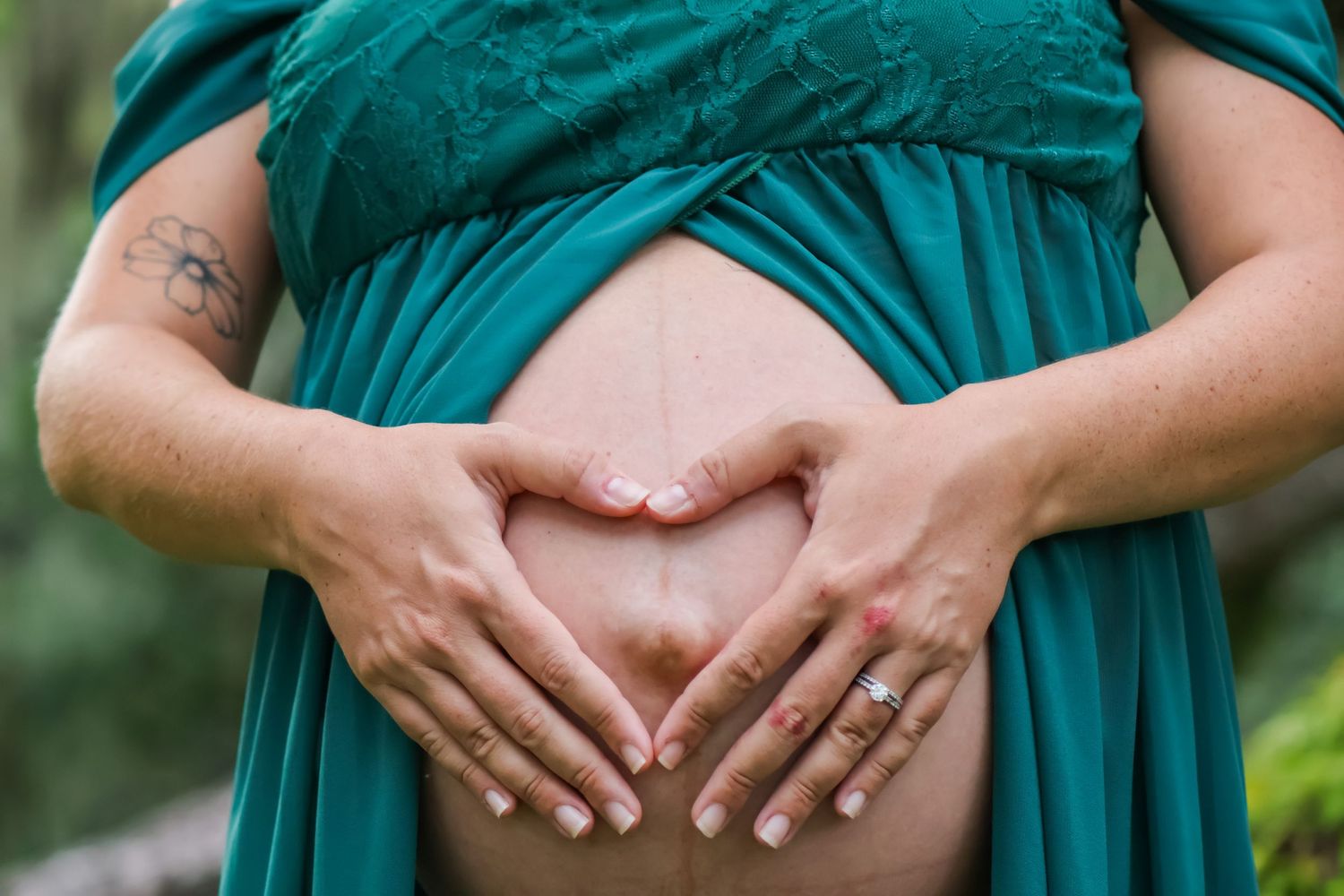 holding belly in nature maternity orlando best photographer