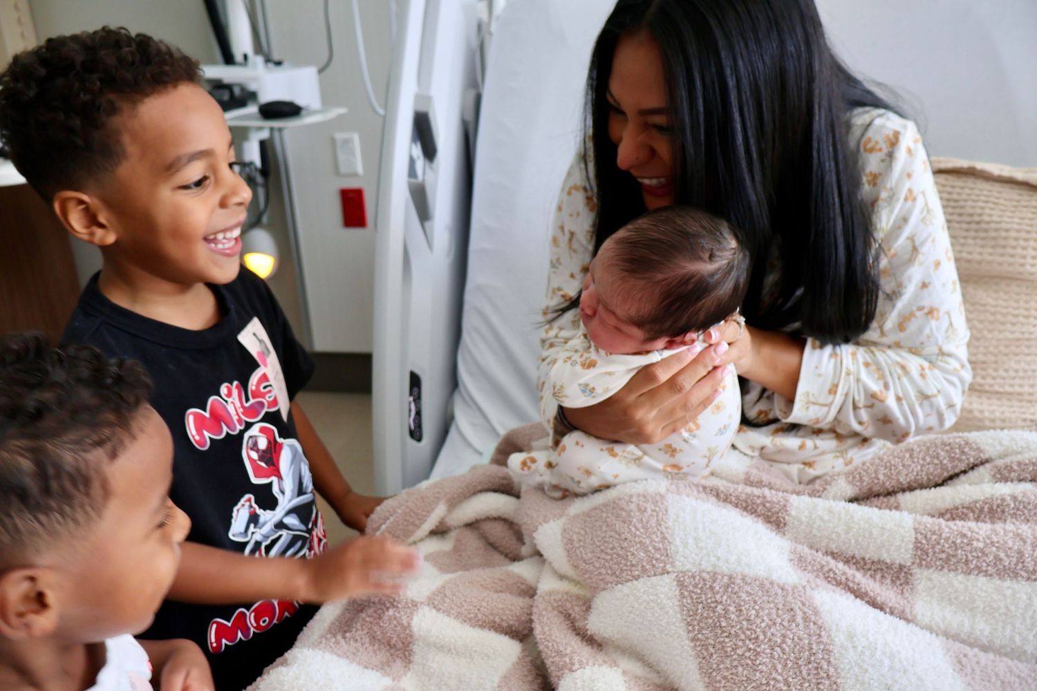 meeting brother for the first time newborn photographer orlando sanford florida