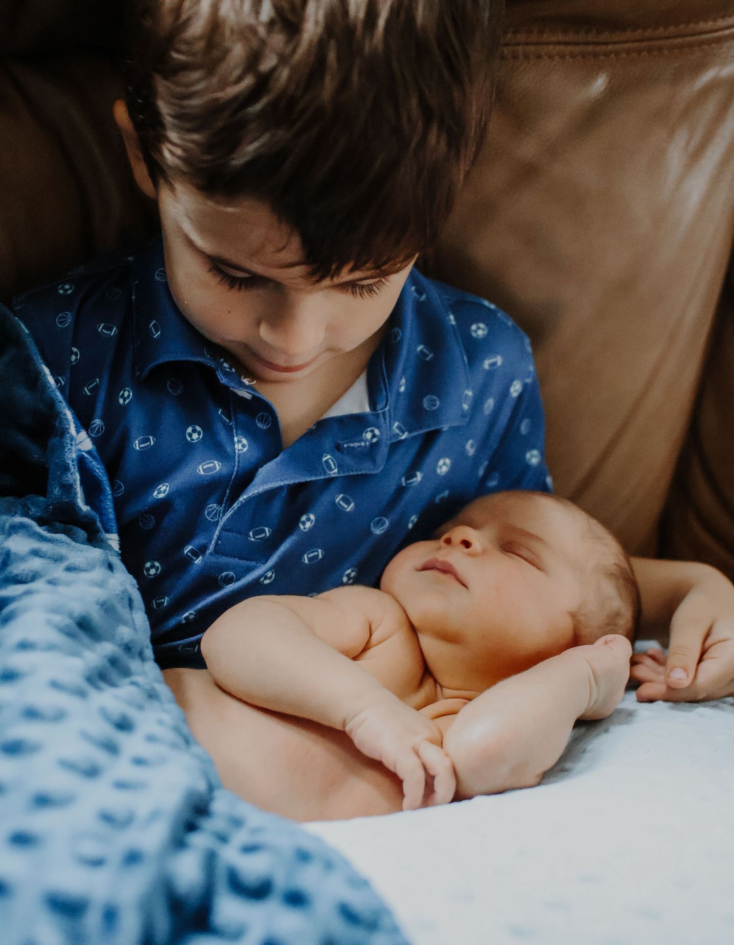 sibling photography with new baby in home winter springs, florida