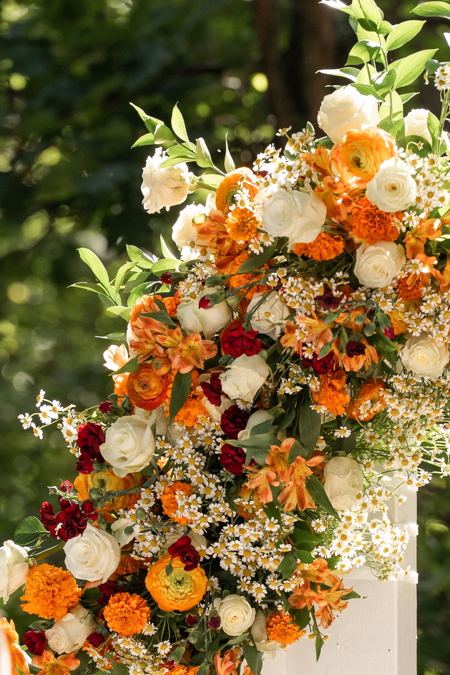 ©AnnaVonRiesenPhotography Wedding Photography | Color image of the florals during the ceremony.