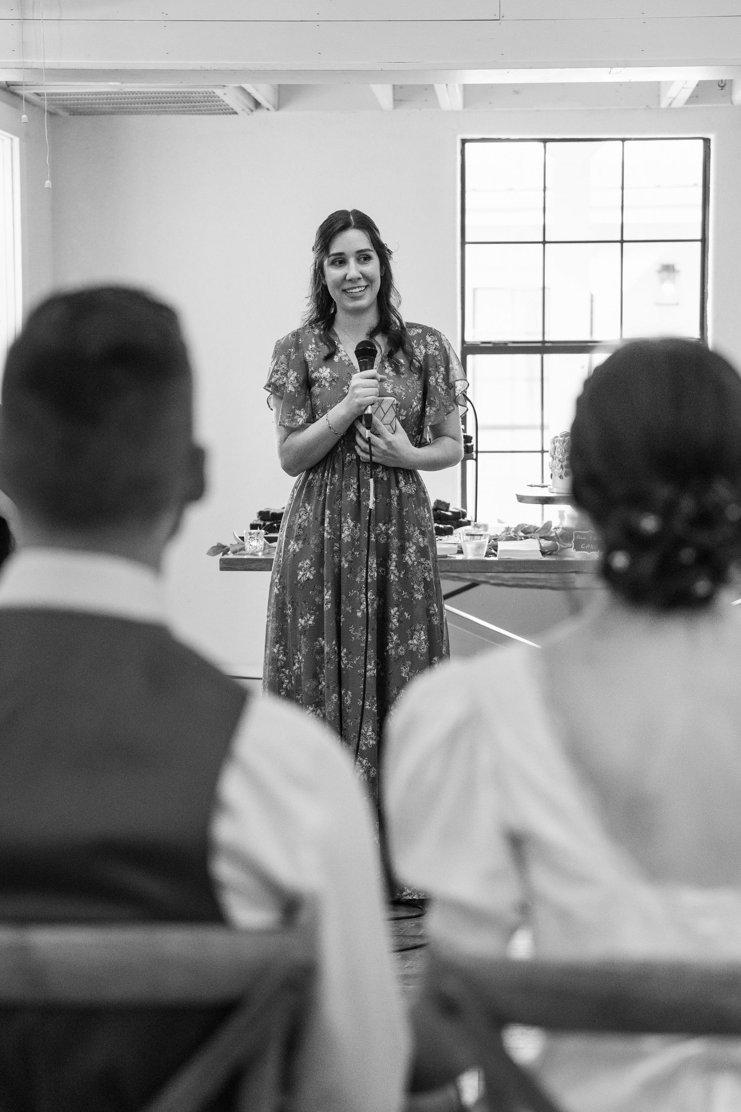©AnnaVonRiesenPhotography Wedding Photography | B&W image of the maid of honor giving a speech.