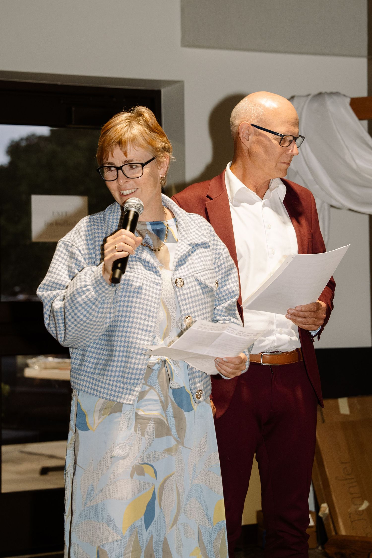 ©AnnaVonRiesenPhotography Wedding Photography | Color image of the bride's aunt and uncle giving a speech.