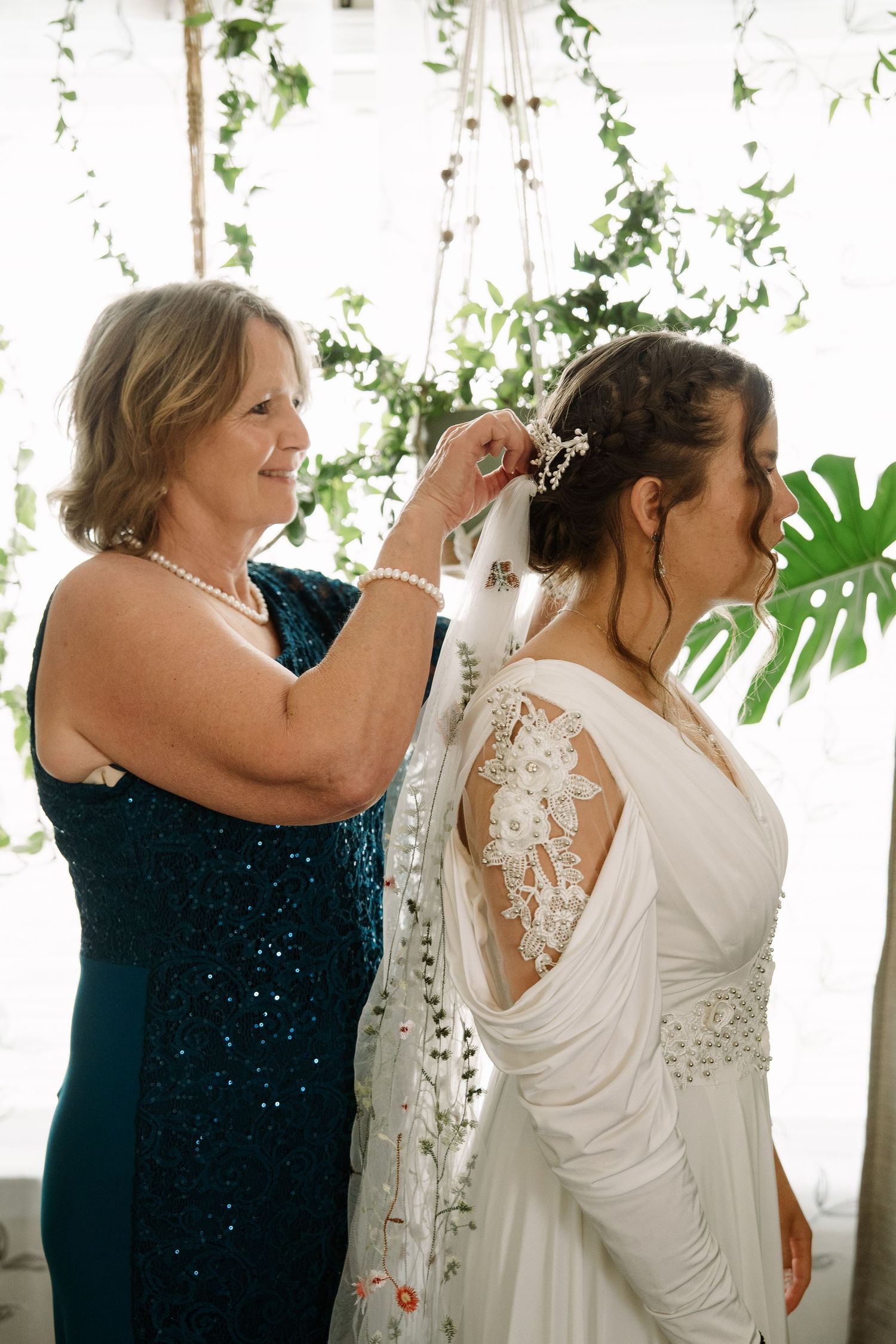 ©AnnaVonRiesenPhotography Wedding Photography | Color image of the bride's mother putting her hair piece in for her.