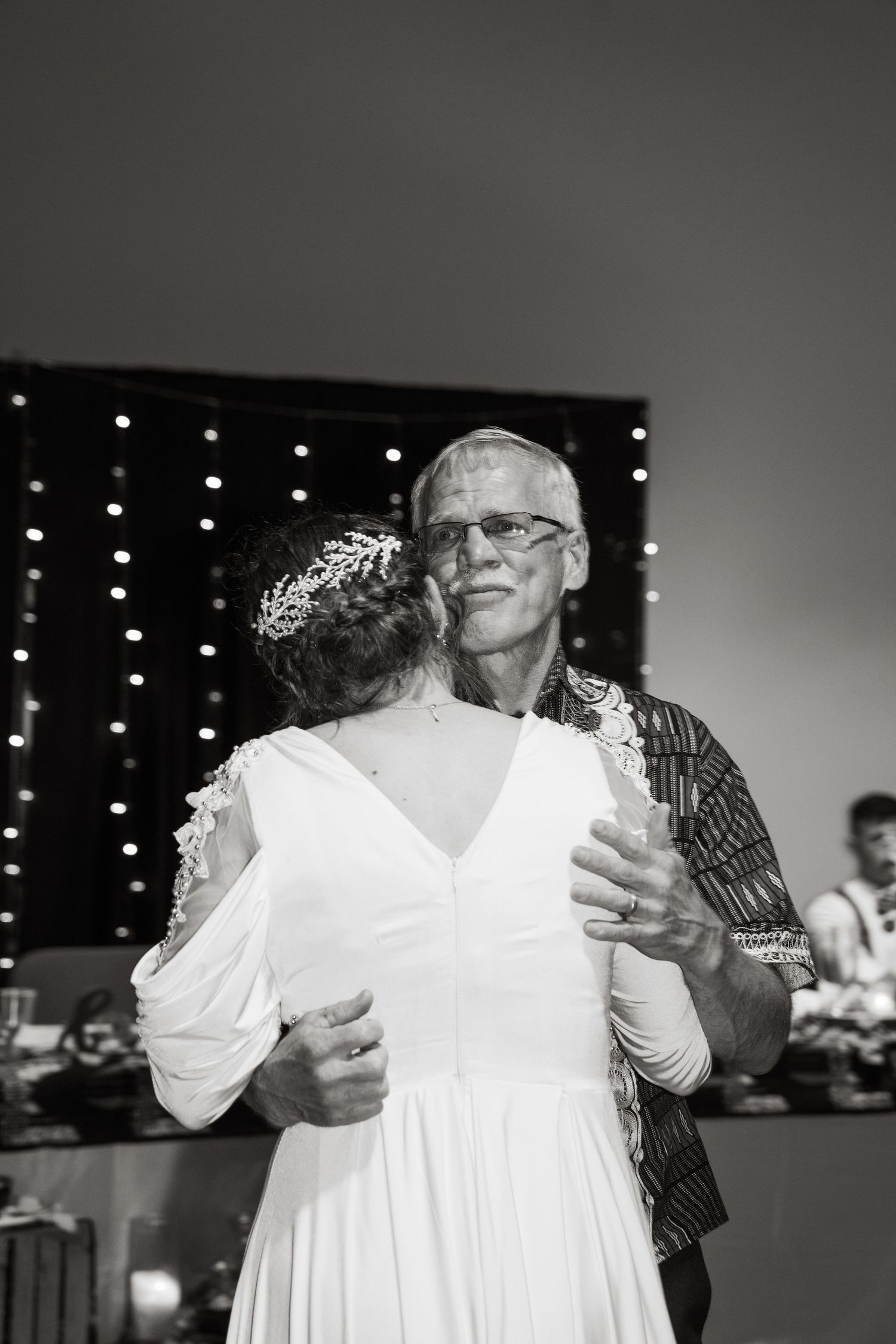 ©AnnaVonRiesenPhotography Wedding Photography | B&W image of the bride's father holding her during their dance.
