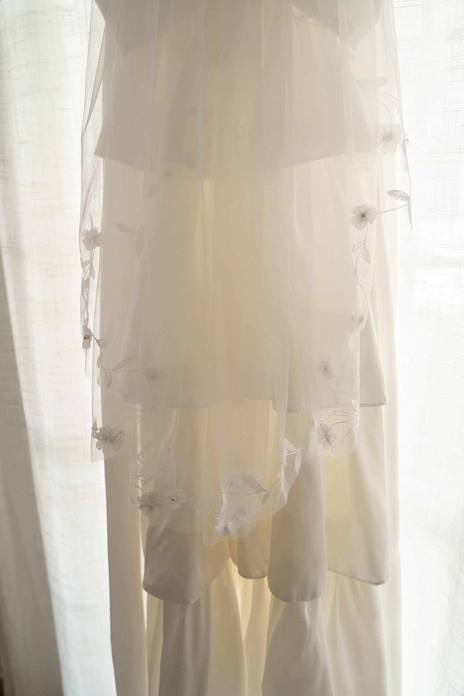 ©AnnaVonRiesenPhotography Wedding Photography | Color image of wedding dress details.
