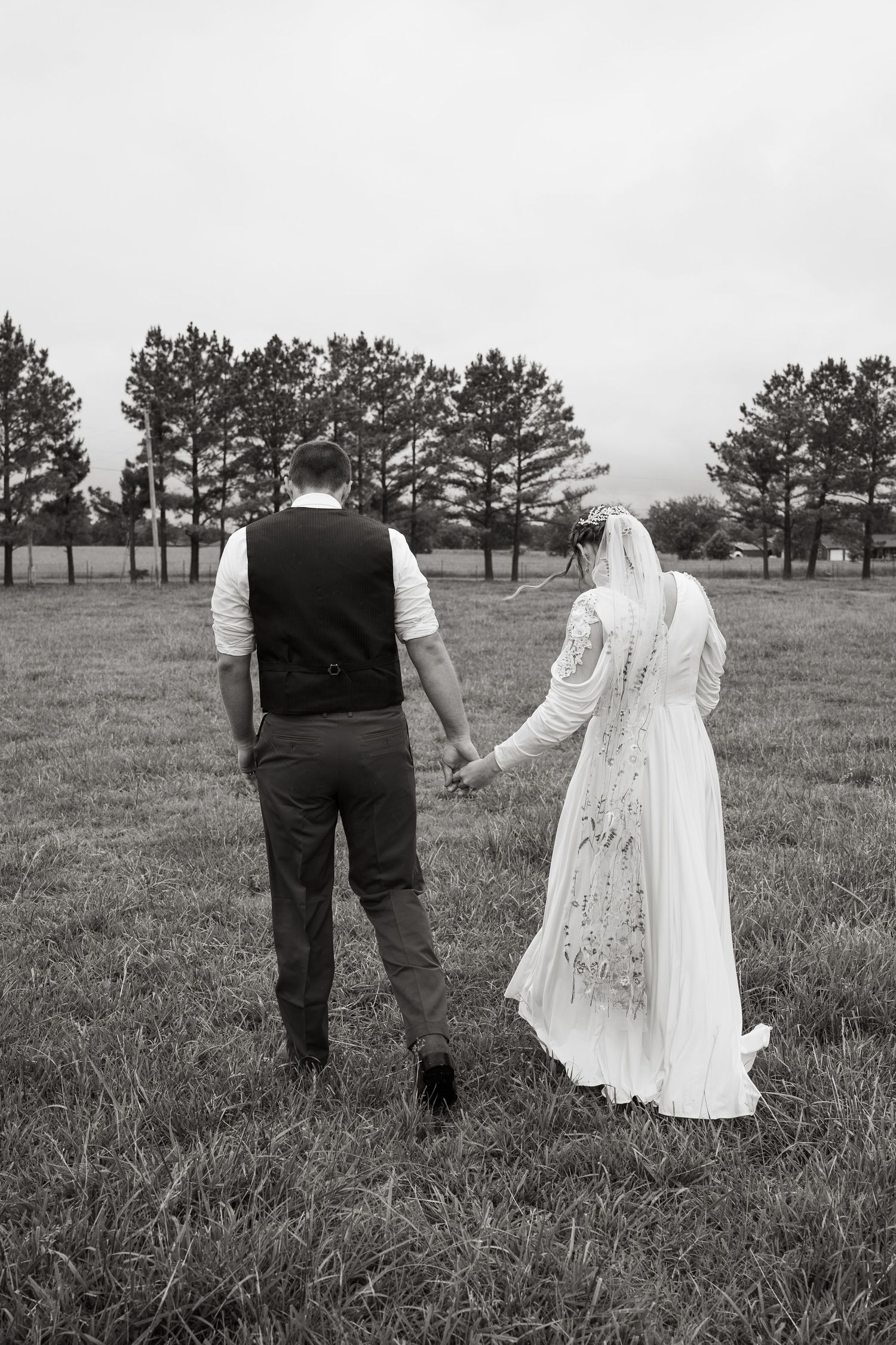 ©AnnaVonRiesenPhotography Wedding Photography | B&W image of the bride & groom holding hands.