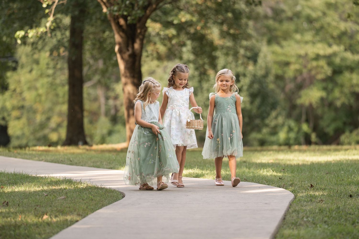©AnnaVonRiesenPhotography Wedding Photography | Color image of the flower girls walking down the aisle.