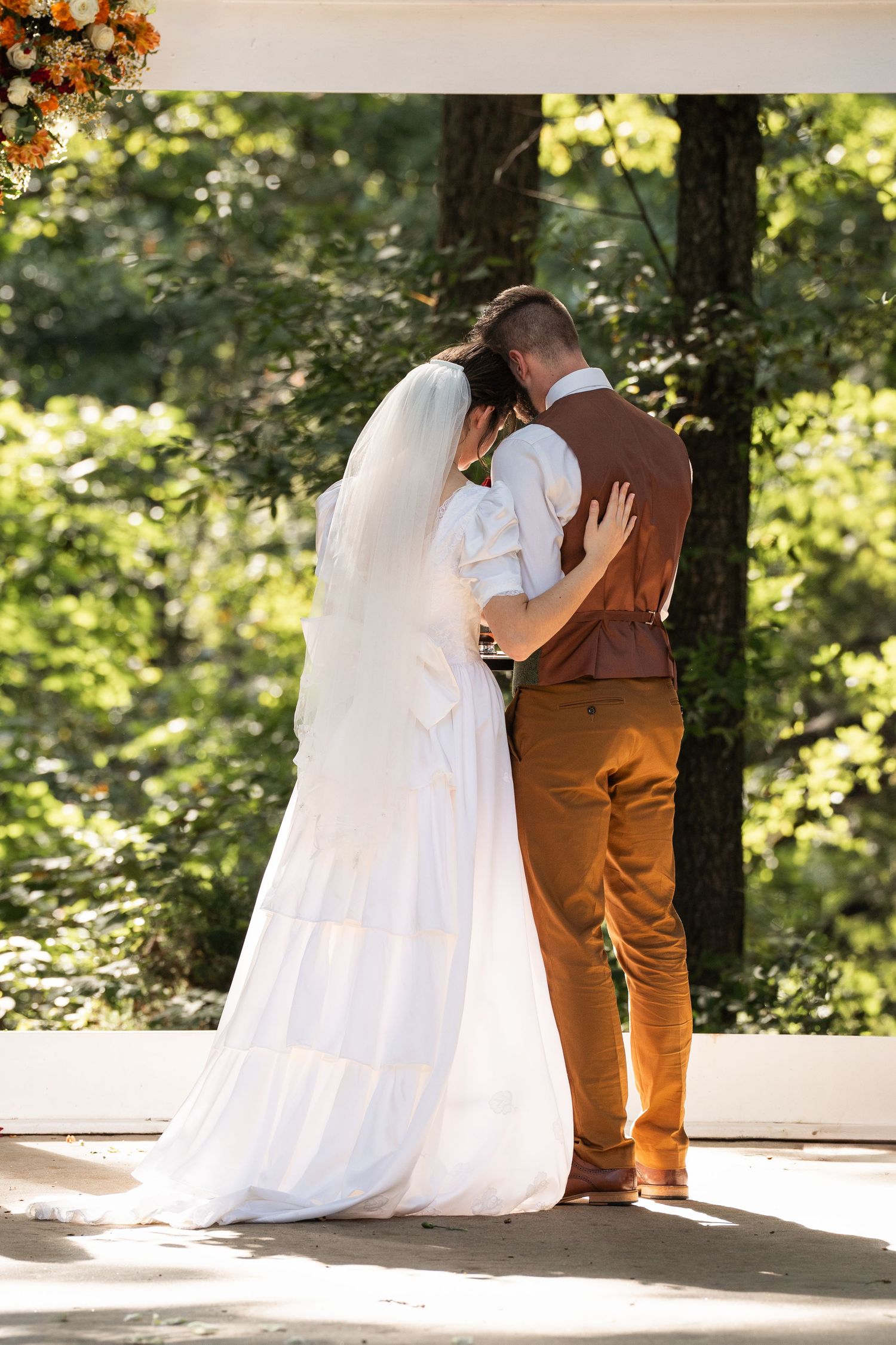 ©AnnaVonRiesenPhotography Wedding Photography | Color image of the bride & groom holding each other and worshipping.