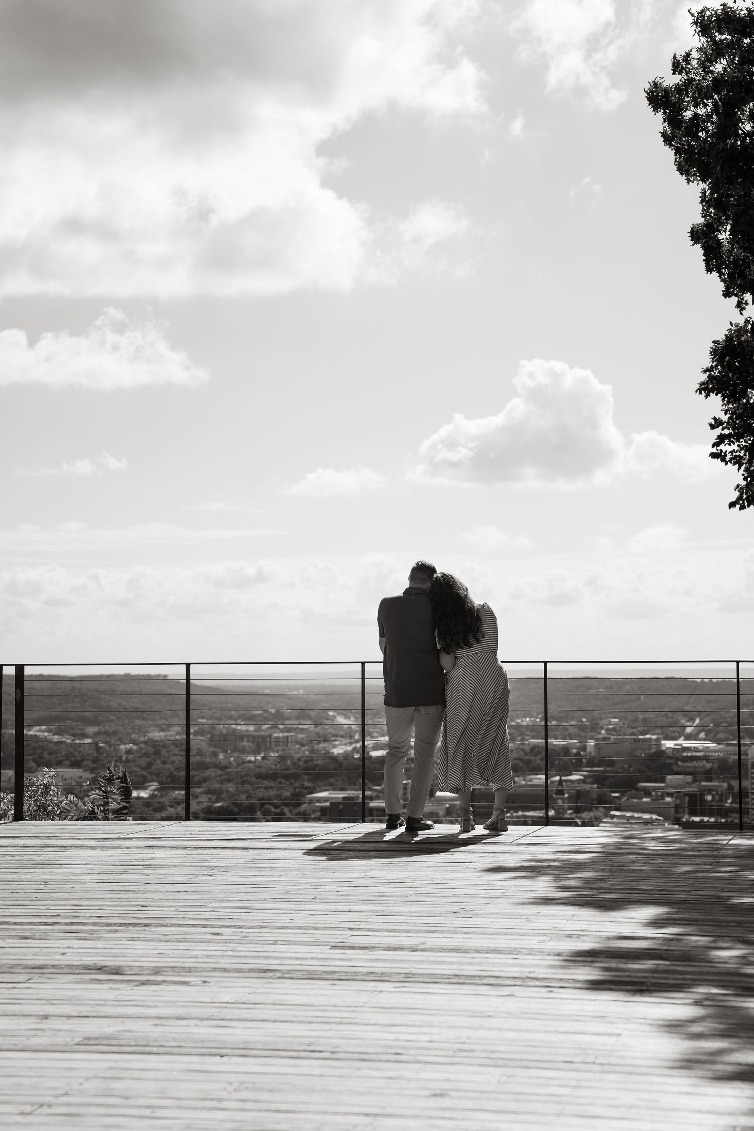 ©AnnaVonRiesenPhotography Engagement Photography | B&W image of a couple overlooking a city.