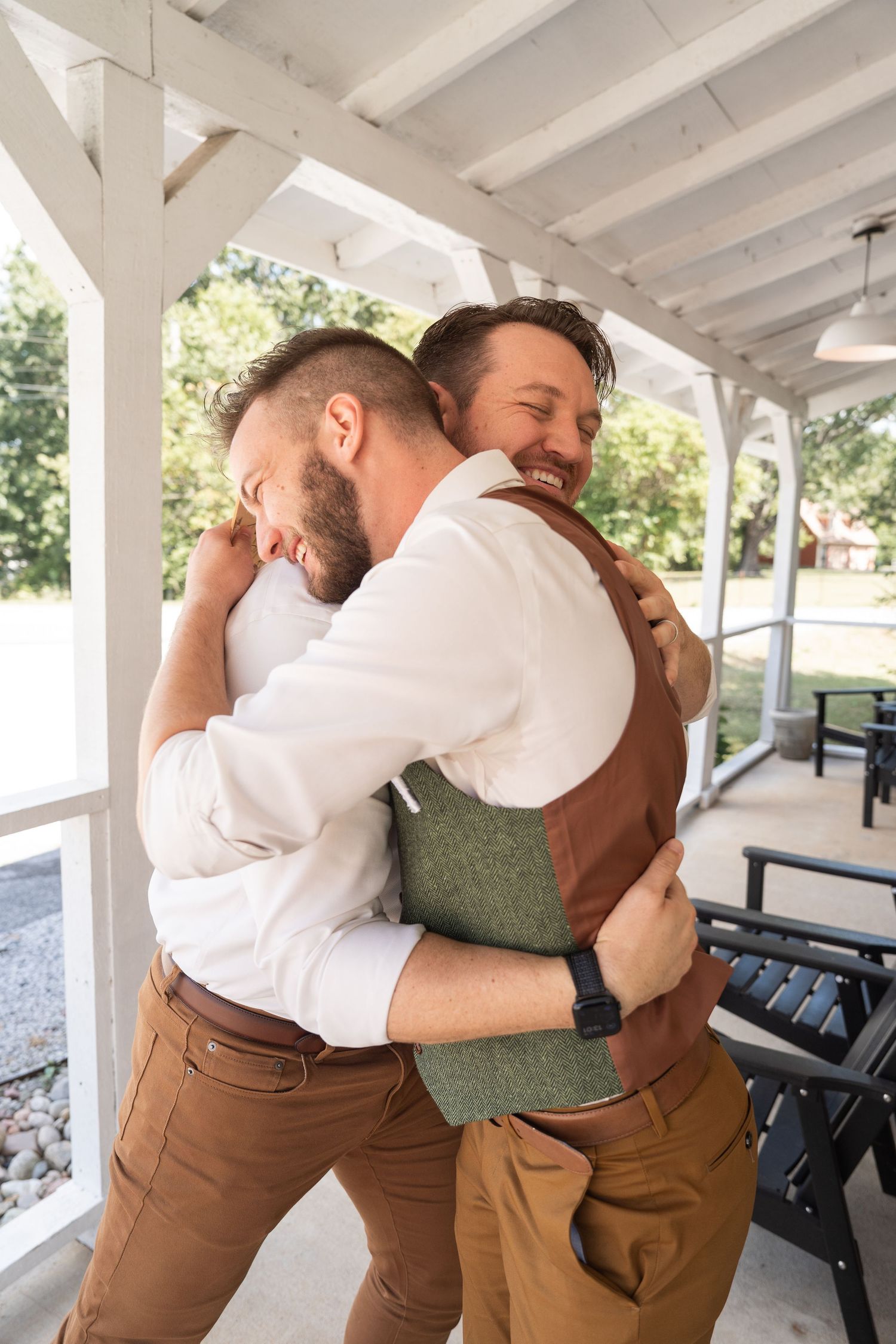 ©AnnaVonRiesenPhotography Wedding Photography | Color image of the groom and his brother hugging.