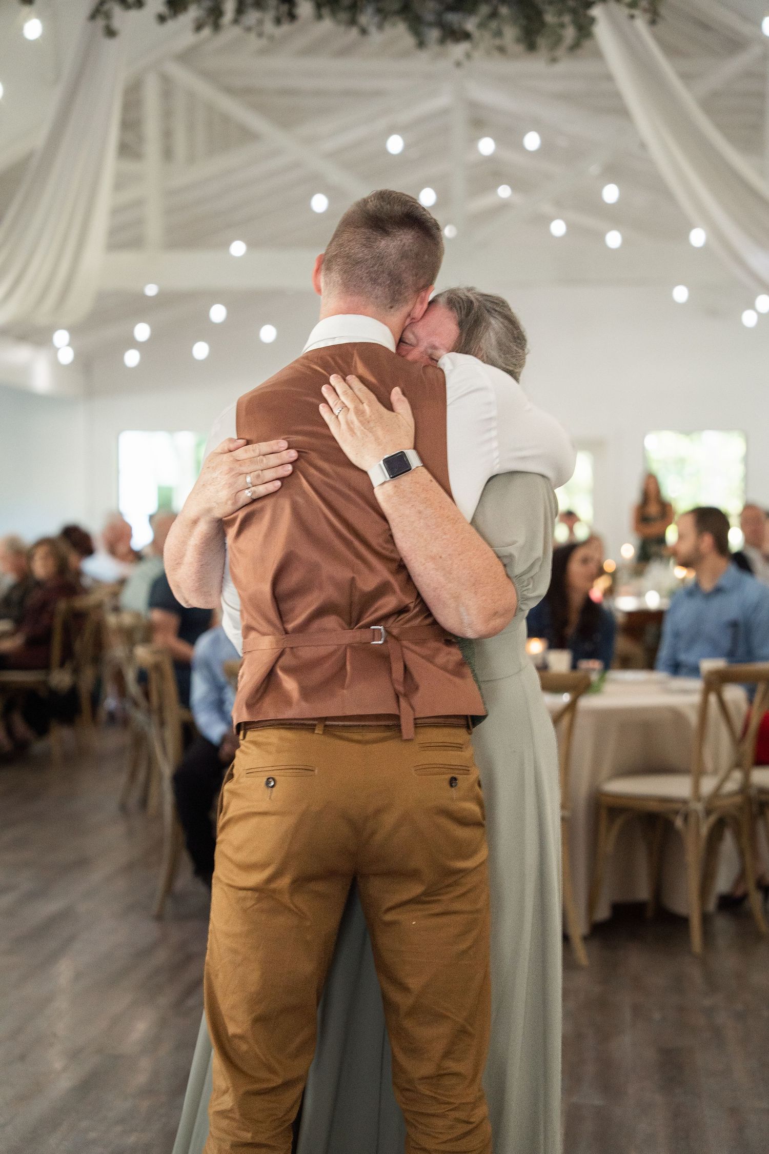 ©AnnaVonRiesenPhotography Wedding Photography | Color image of the groom dancing with his mom.