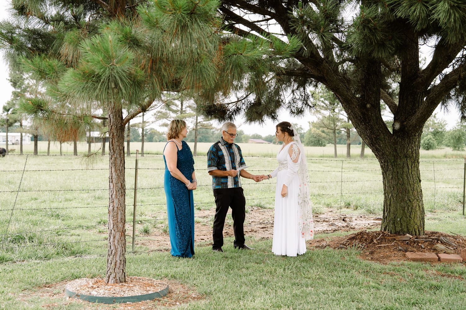 ©AnnaVonRiesenPhotography Wedding Photography | Color image of the bride & her parents under a tree.