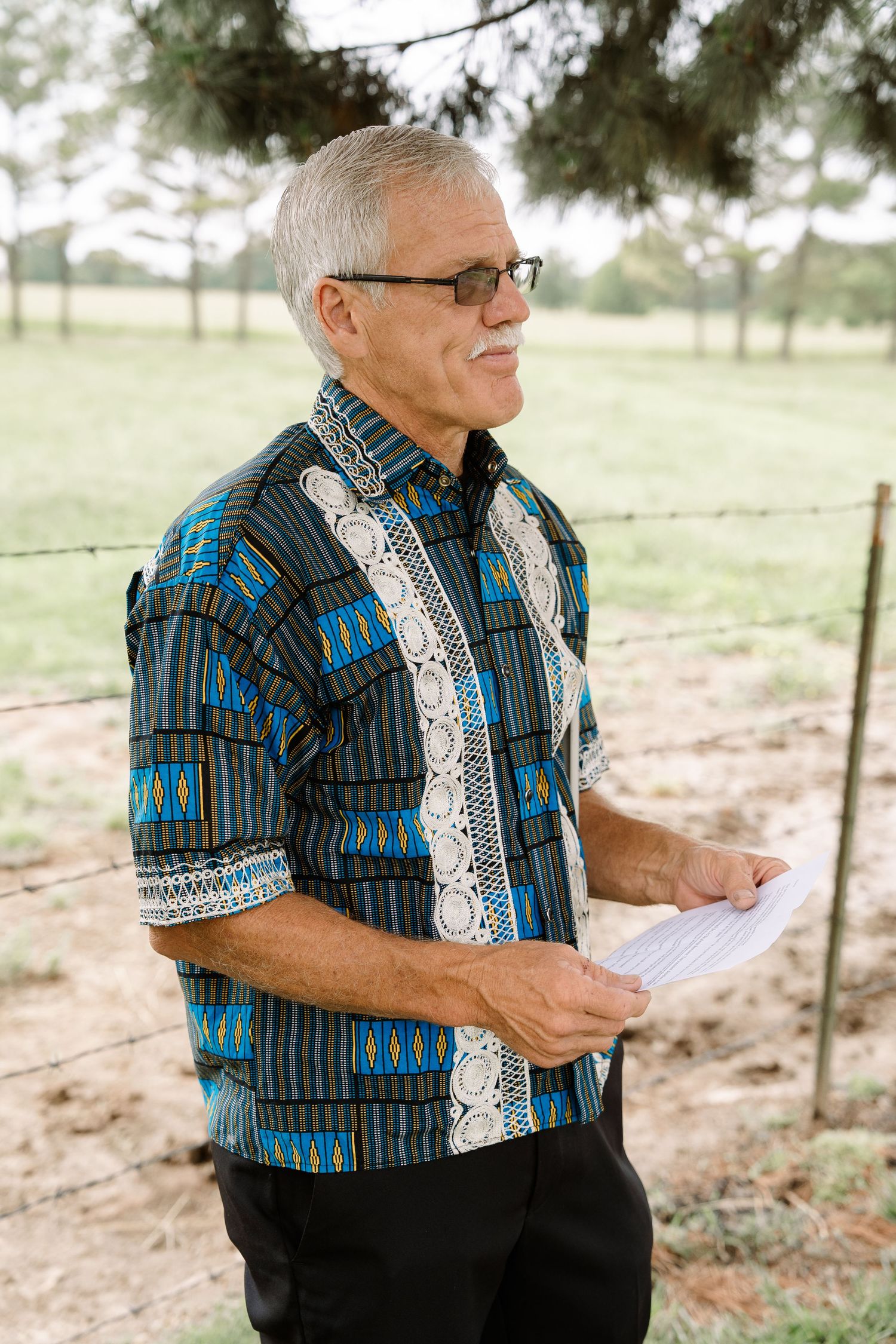 ©AnnaVonRiesenPhotography Wedding Photography | Color image of the bride's father speaking to her.