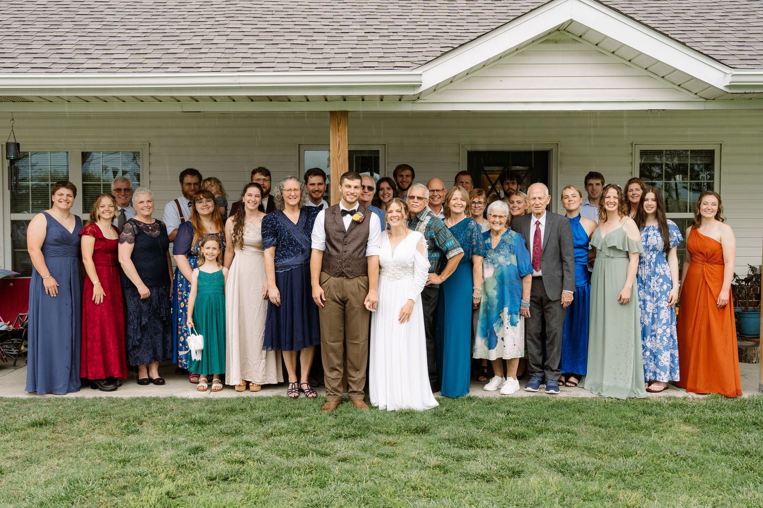©AnnaVonRiesenPhotography Wedding Photography | Color image of the whole family.