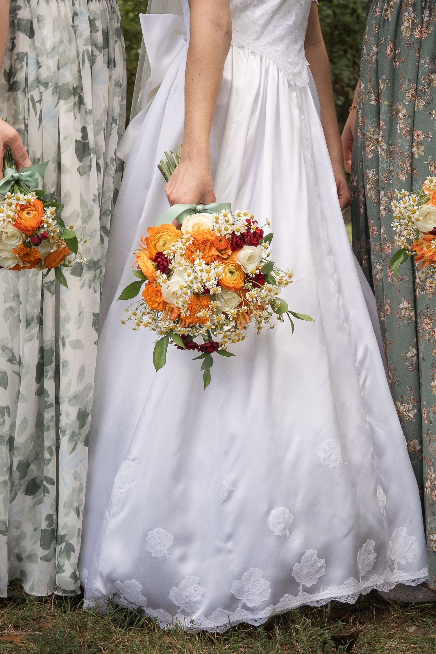 ©AnnaVonRiesenPhotography Wedding Photography | Color image of the bride and her bridesmaid's flowers.