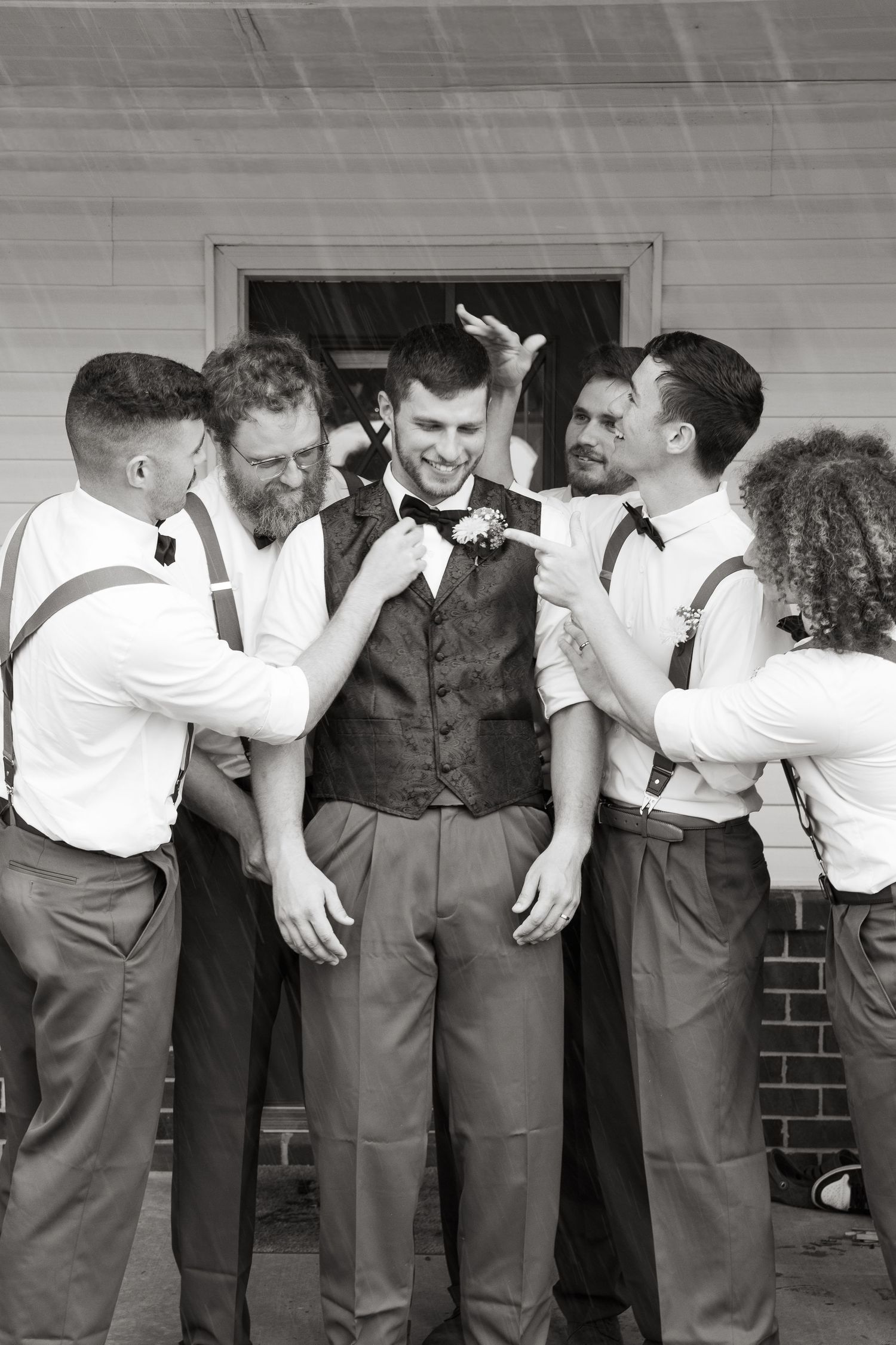 ©AnnaVonRiesenPhotography Wedding Photography | B&W image of the groomsmen 