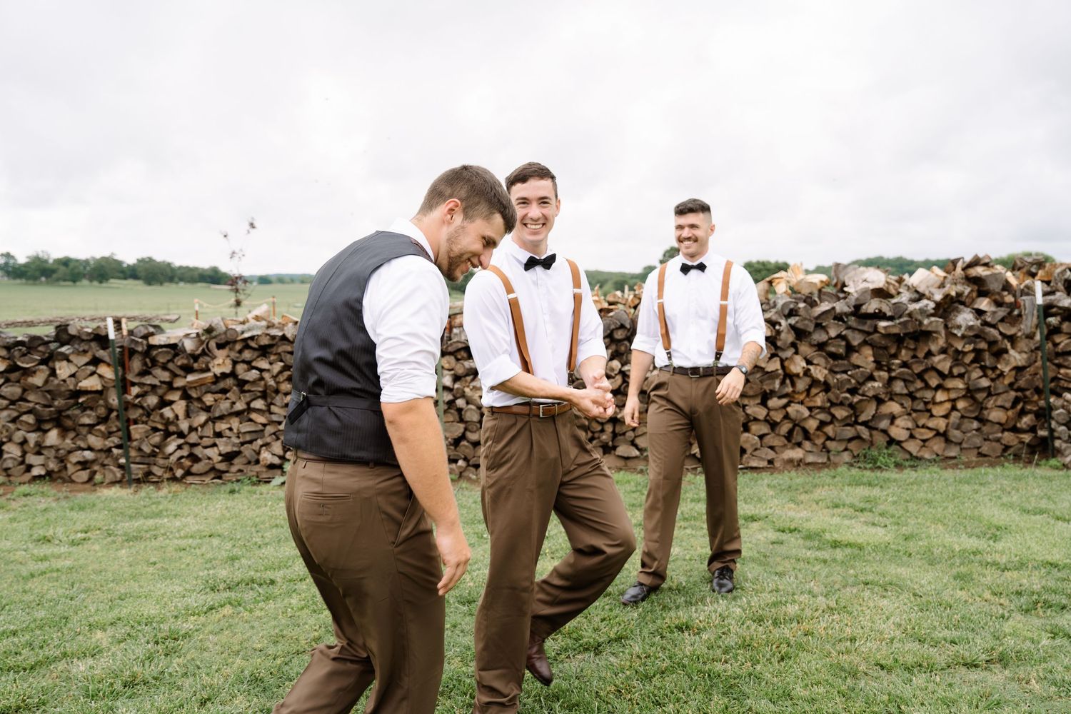 ©AnnaVonRiesenPhotography Wedding Photography | Color image of the groom laughing with groomsmen.