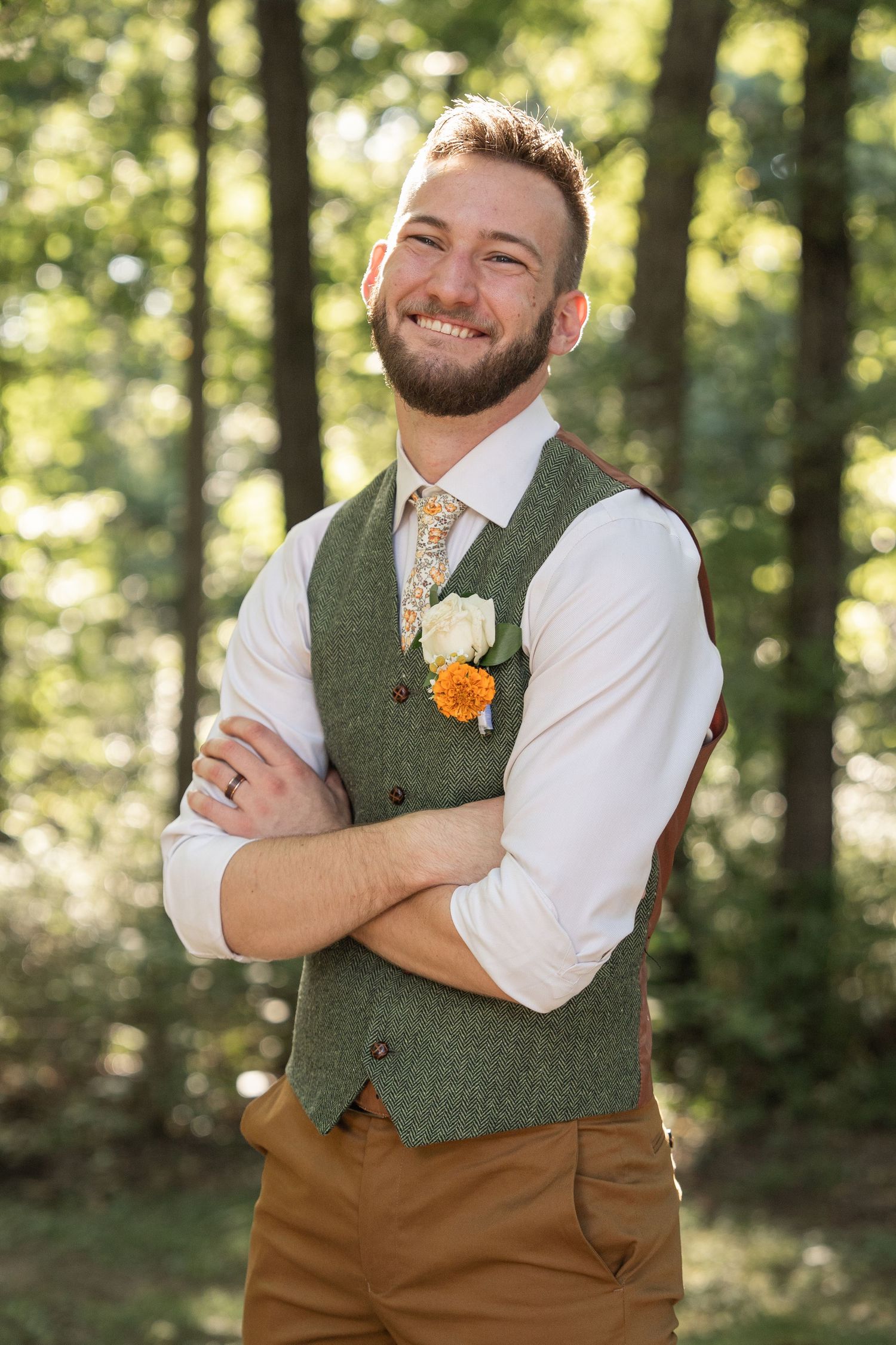 ©AnnaVonRiesenPhotography Wedding Photography | Color portrait of the groom smiling.