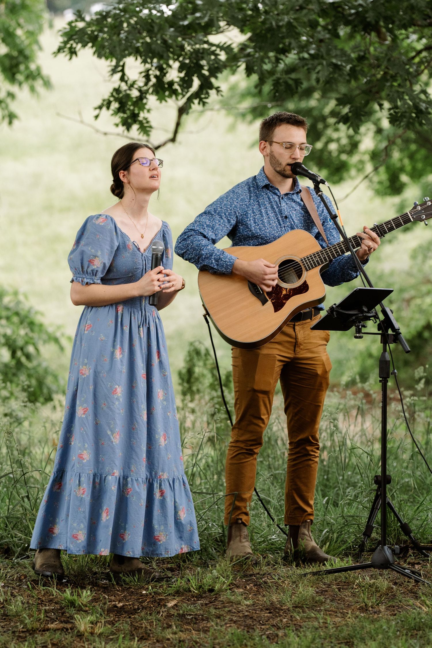 ©AnnaVonRiesenPhotography Wedding Photography | Color image of the worship leaders singing.