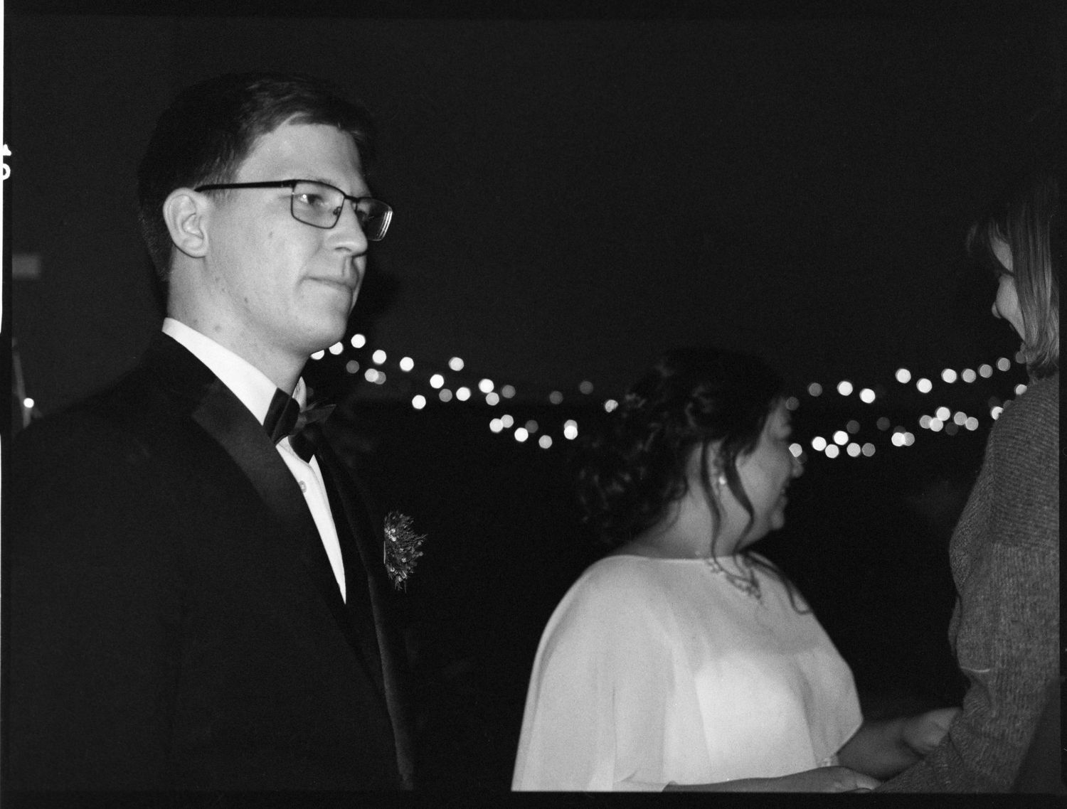 ©AnnaVonRiesenPhotography Wedding Photography | Film B&W image of the bride & groom greeting guests during dessert.