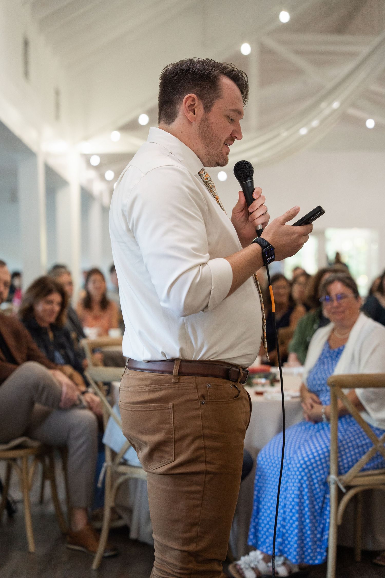 ©AnnaVonRiesenPhotography Wedding Photography | Color image of the best man giving a speech.