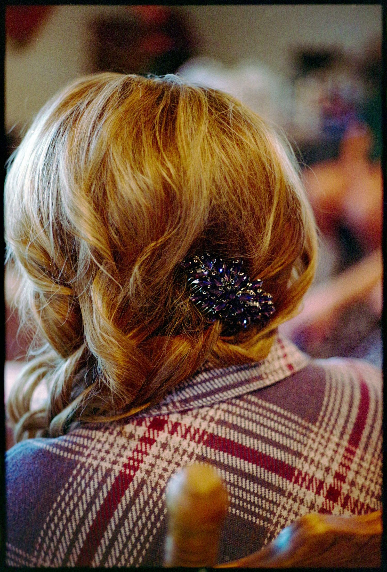 ©AnnaVonRiesenPhotography Wedding Photography | Film Color image of the mother of the bride's hair pin.