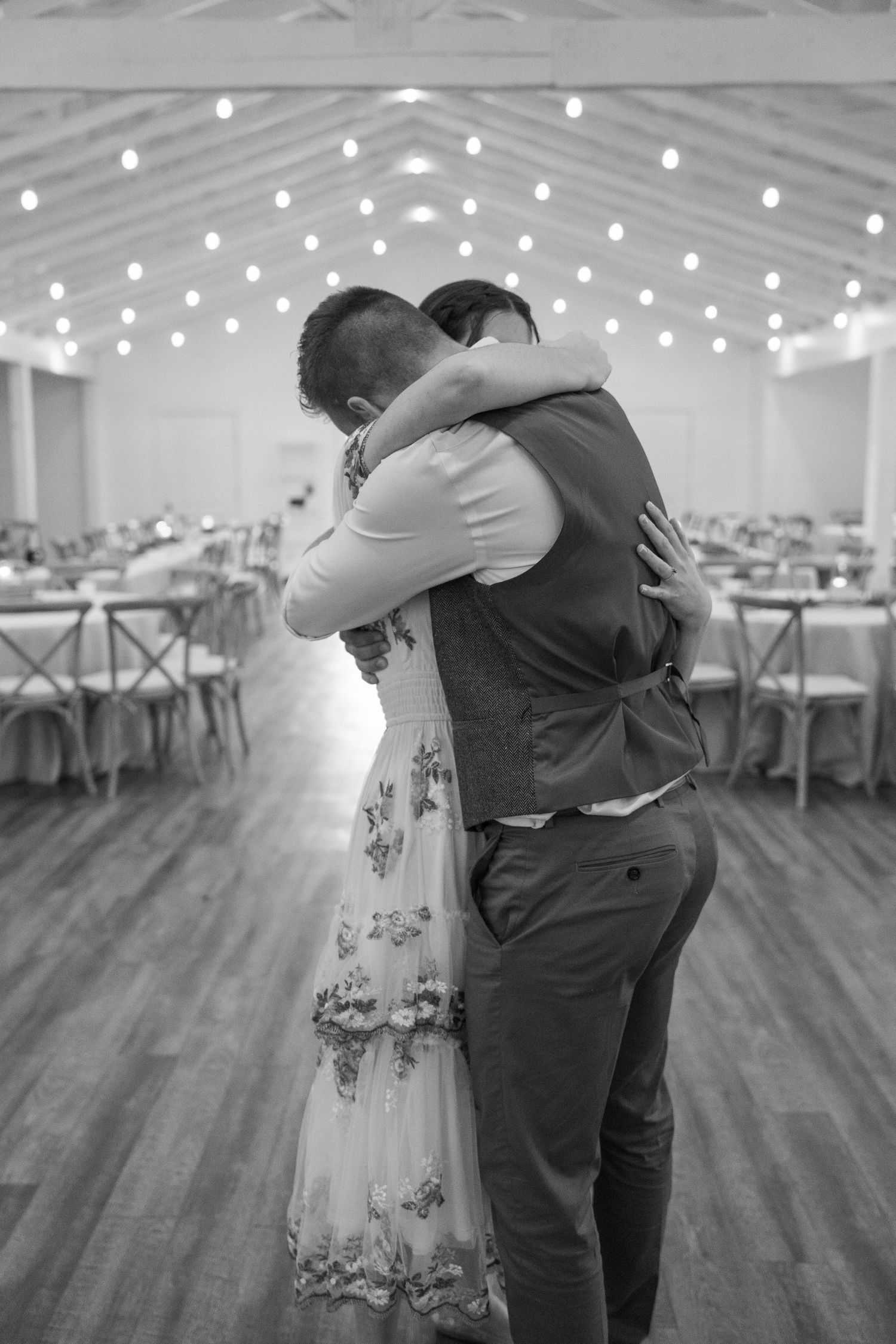 ©AnnaVonRiesenPhotography Wedding Photography | B&W image of a bride & groom having their private last dance in their venue.