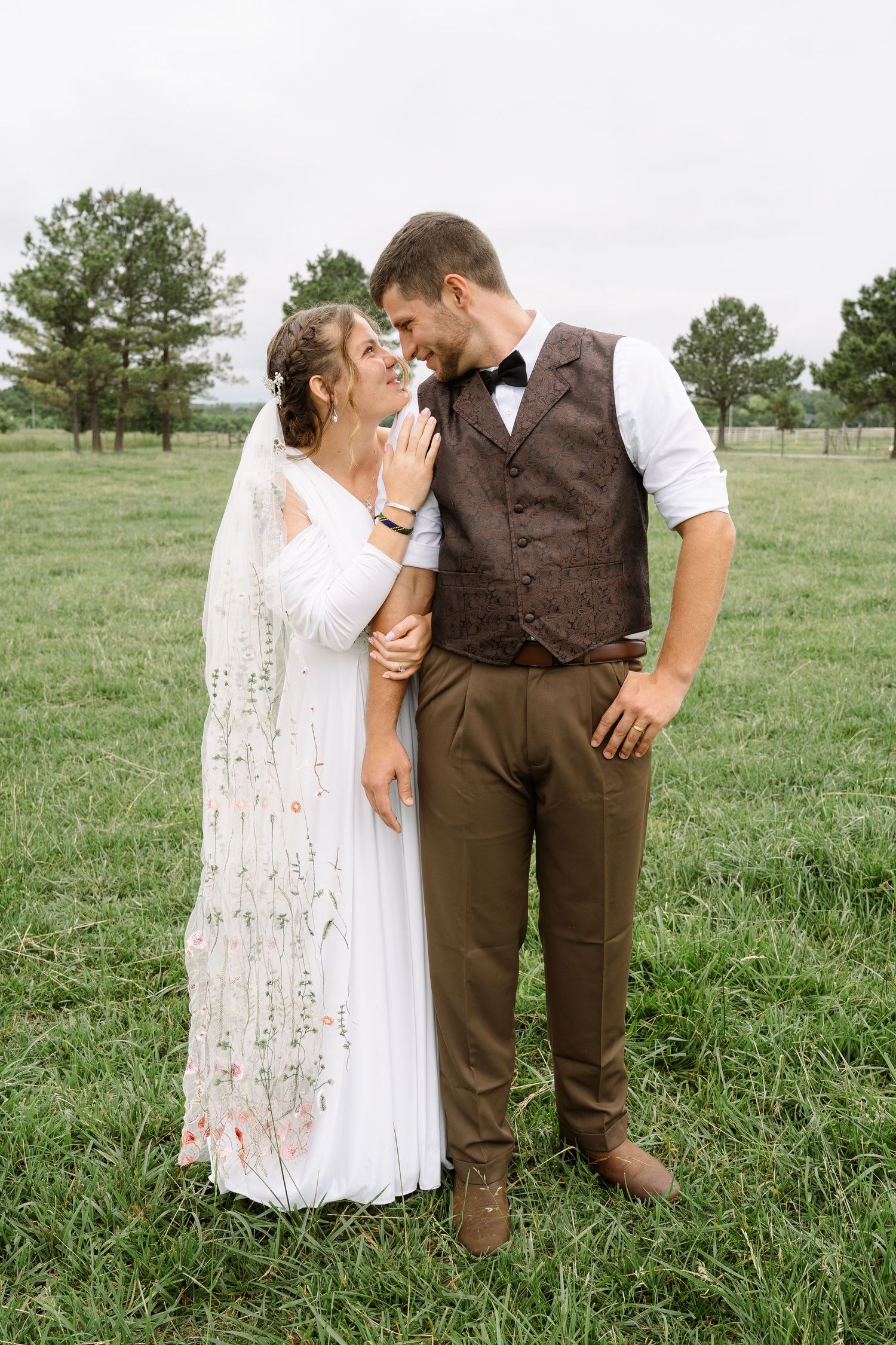 ©AnnaVonRiesenPhotography Wedding Photography | Color image of the bride & groom touching foreheads & smiling.