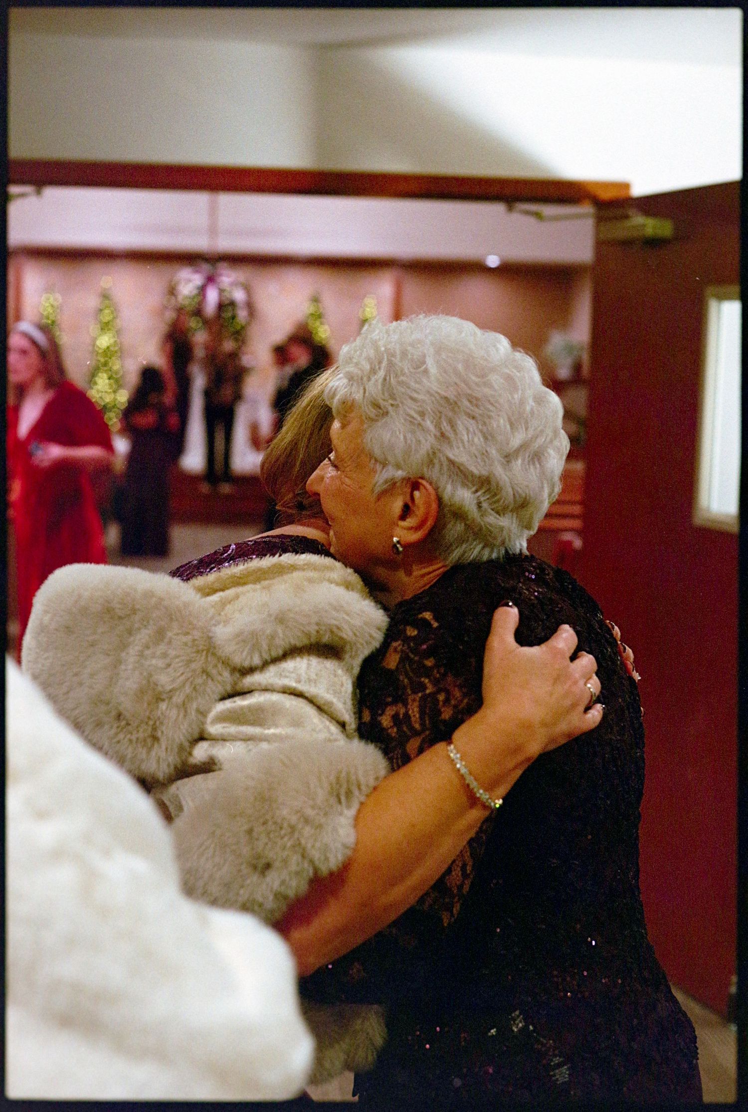 ©AnnaVonRiesenPhotography Wedding Photography | Film Color image of the bride hugging her grandmother.