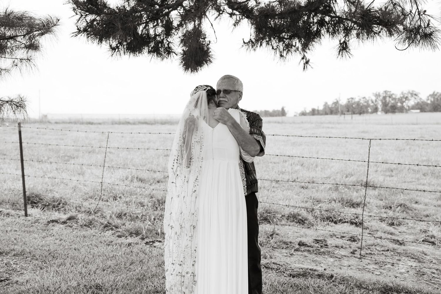 ©AnnaVonRiesenPhotography Wedding Photography | B&W image of the bride & her father hugging.